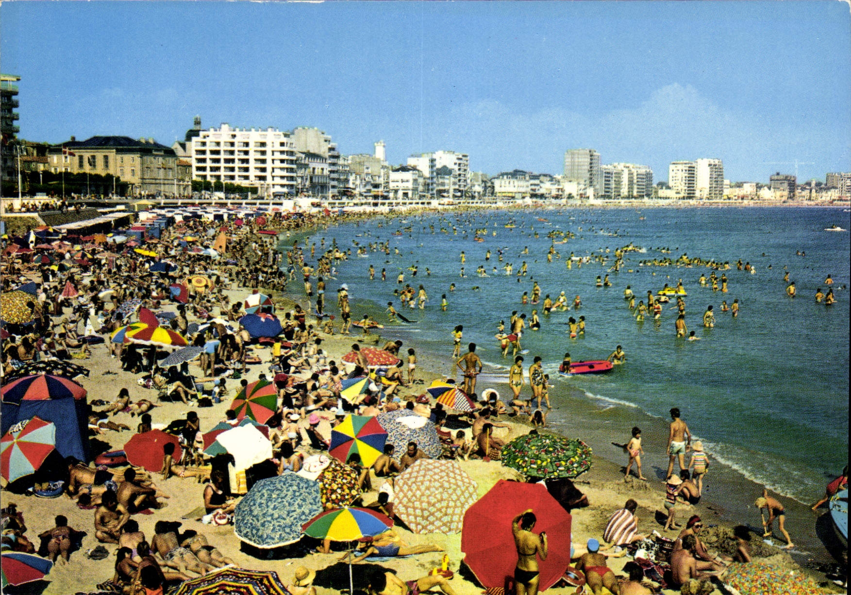 CPM La Vendee Touristique Les Sables d'Olonne la Plage