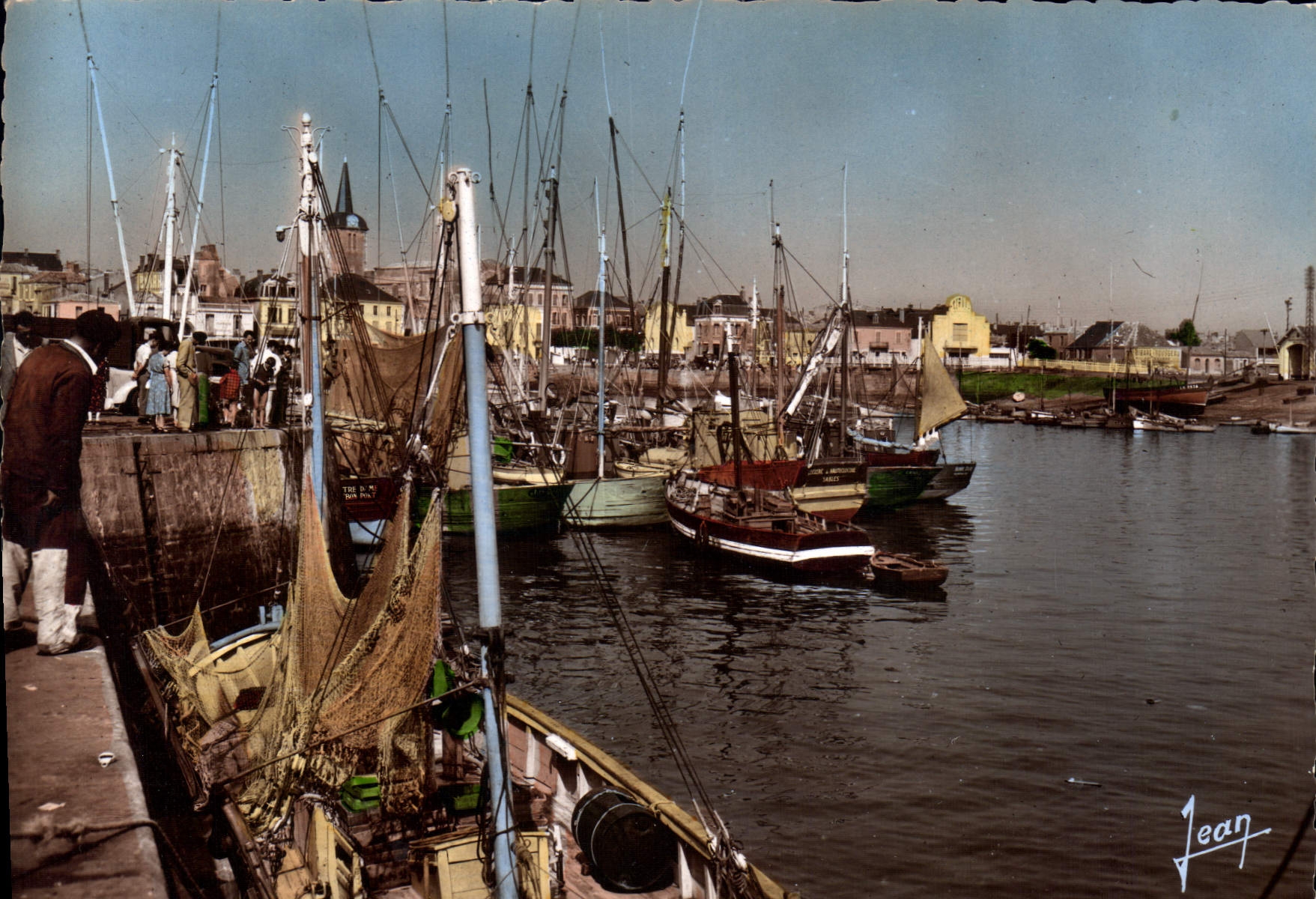 CPM La Vendee Les Sables d'Olonne Thoniers et chalutiers dans le port