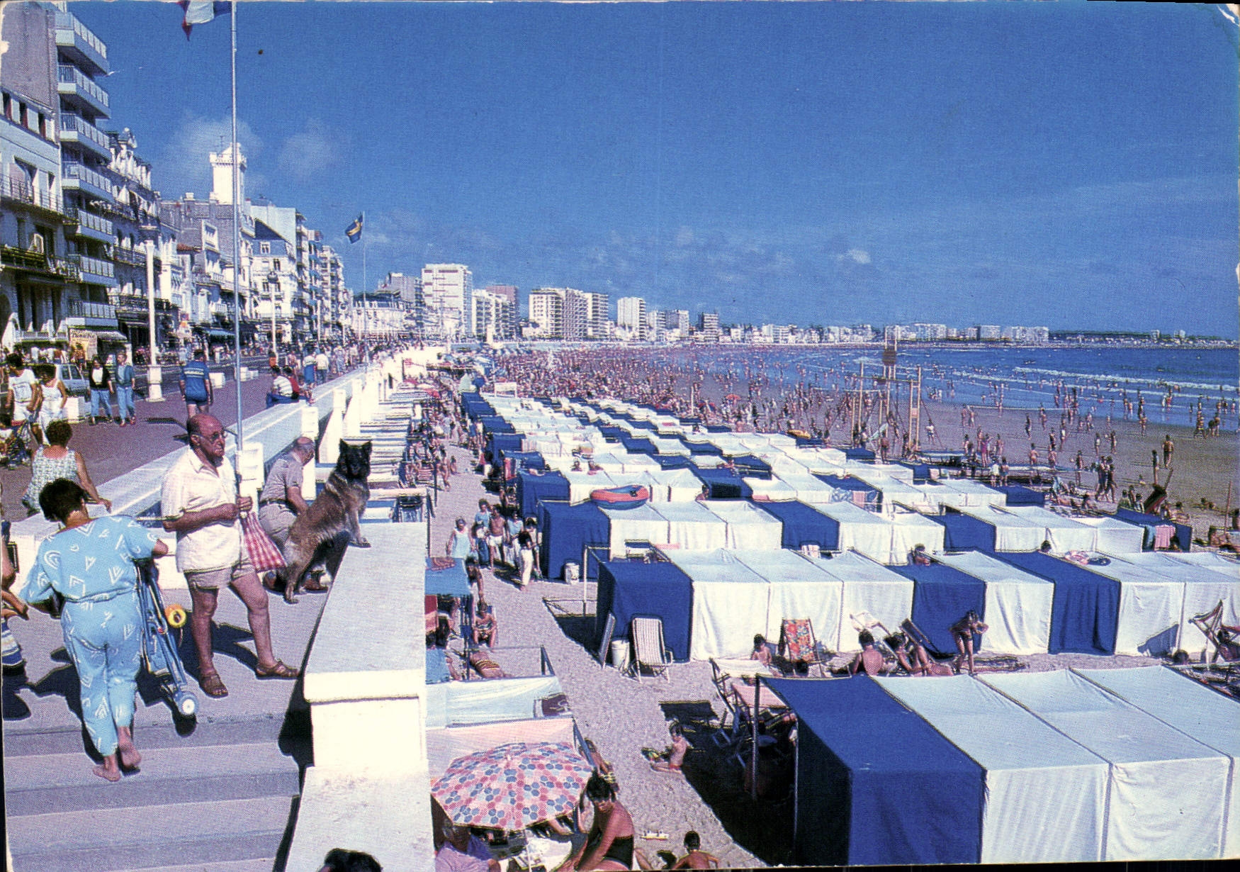 CPM Les Sables d'Olonne Vendee le remblai la Plage