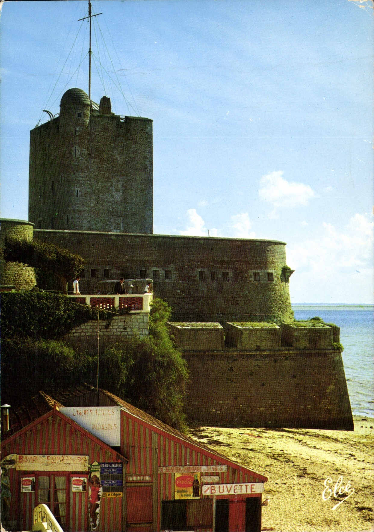 CPM Fouras le Semaphore installe sur le donjon du chateau entoure d'une enceinte de Vauban