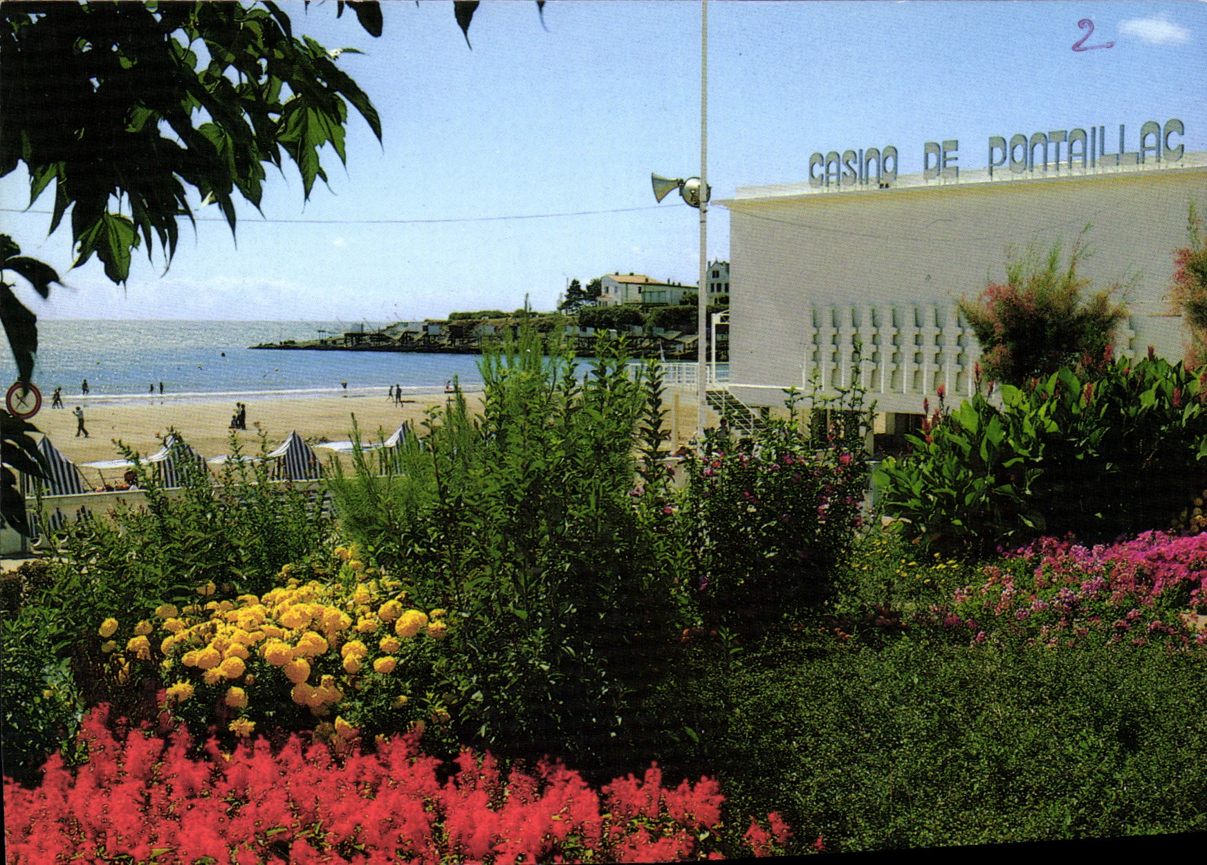 CPM Royan Pontaillac Un joli coin fleuri au pied du casino de Pontaillac echappee vers la mer 