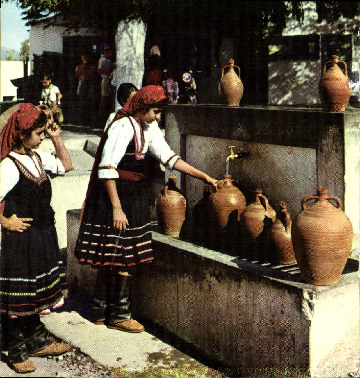 CPM Rhodes Paysannes d'Embana a la fontaine 