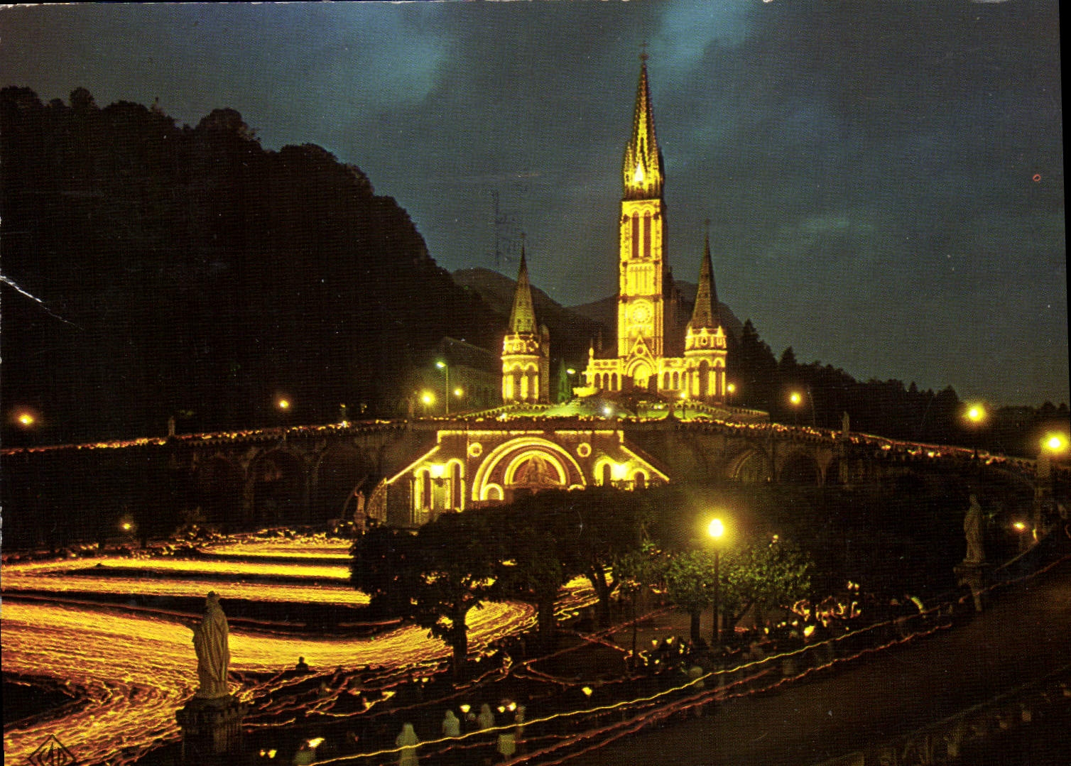 CPM Lourdes Hautes Pyrenees La Basilique illuminees et la Procession aux Flambeaux 