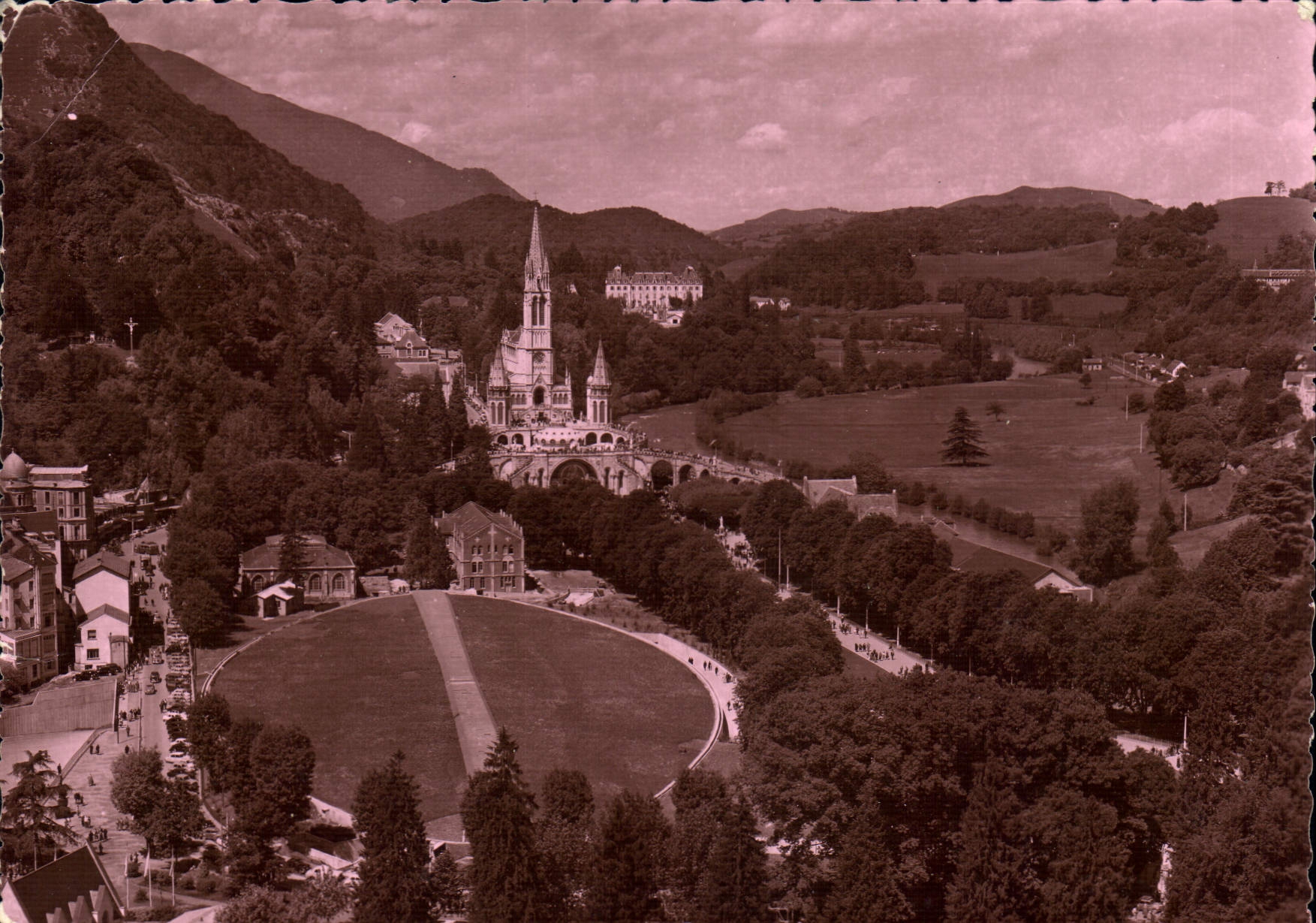 CPM Lourdes La Basilique du Rosaire Aus l plan l'eglise de gazon couvrant la Basilique souterraine S