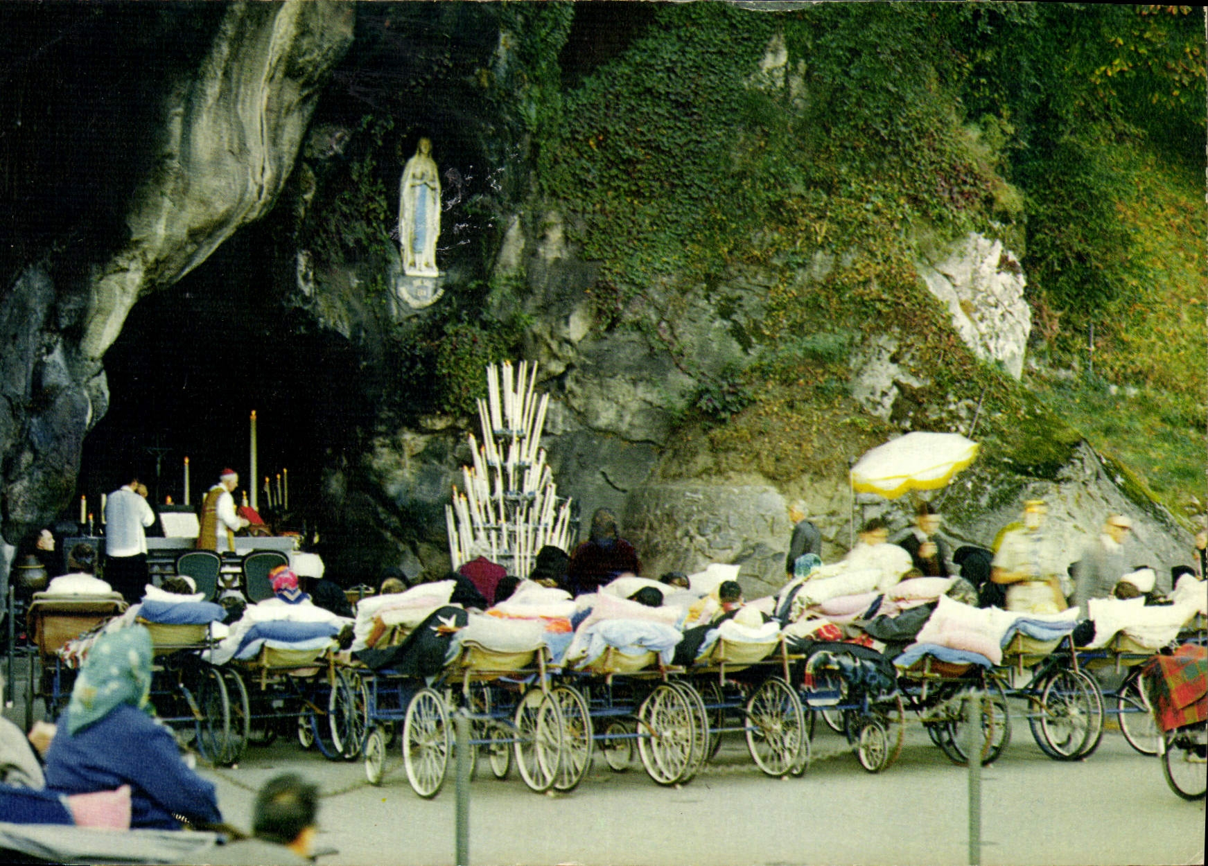 CPM Lourdes Les malades devant la Grotte 