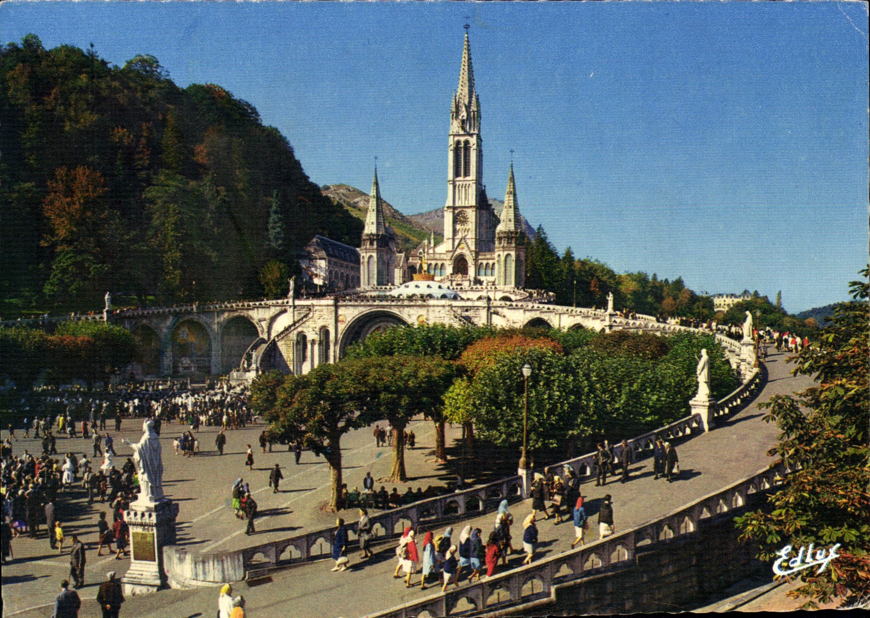 CPM Lourdes La Basilique et l'Esplanade 