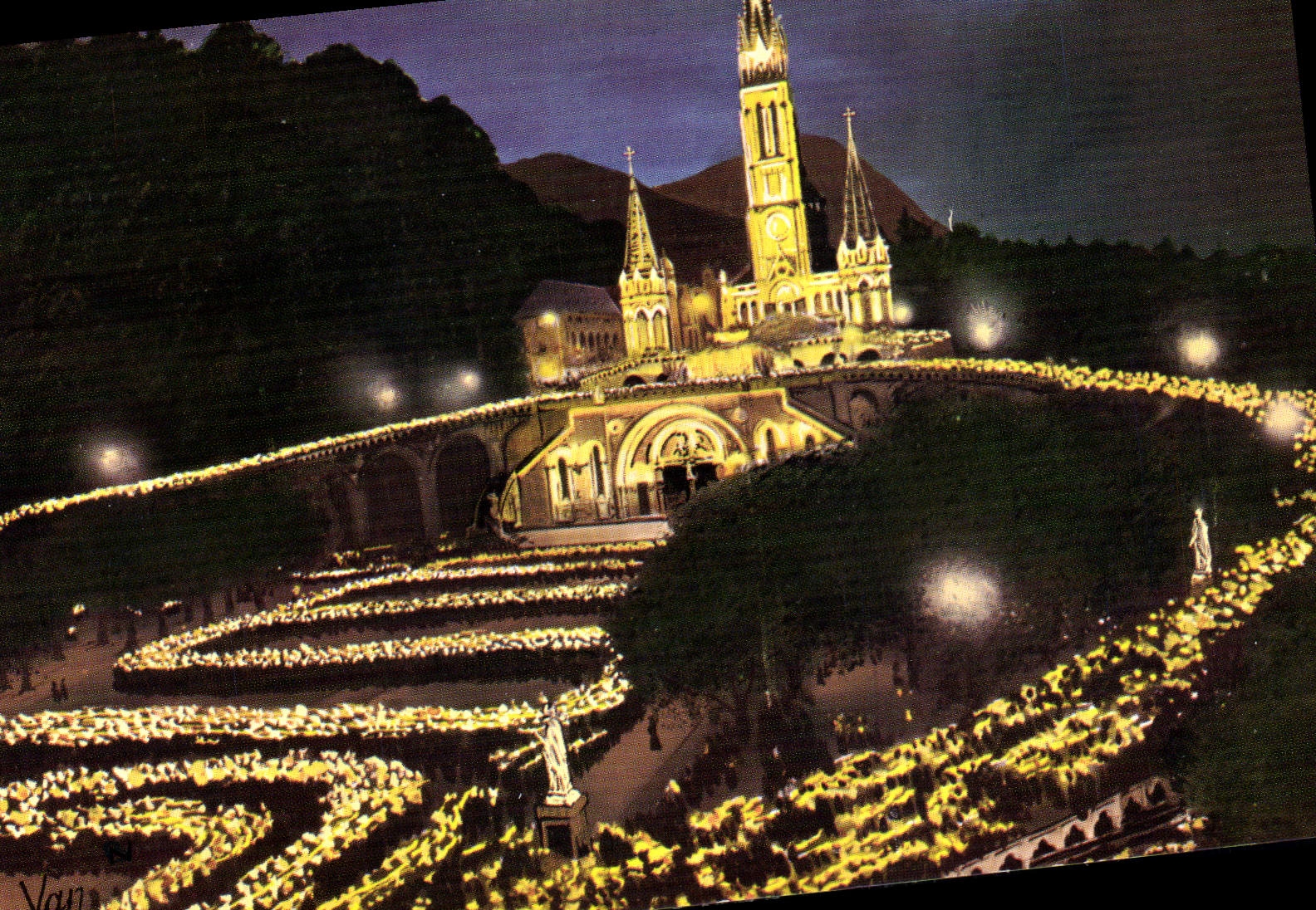 CPM Nos Belles Pyrenees Lourdes La Basilique illuminee pendant 