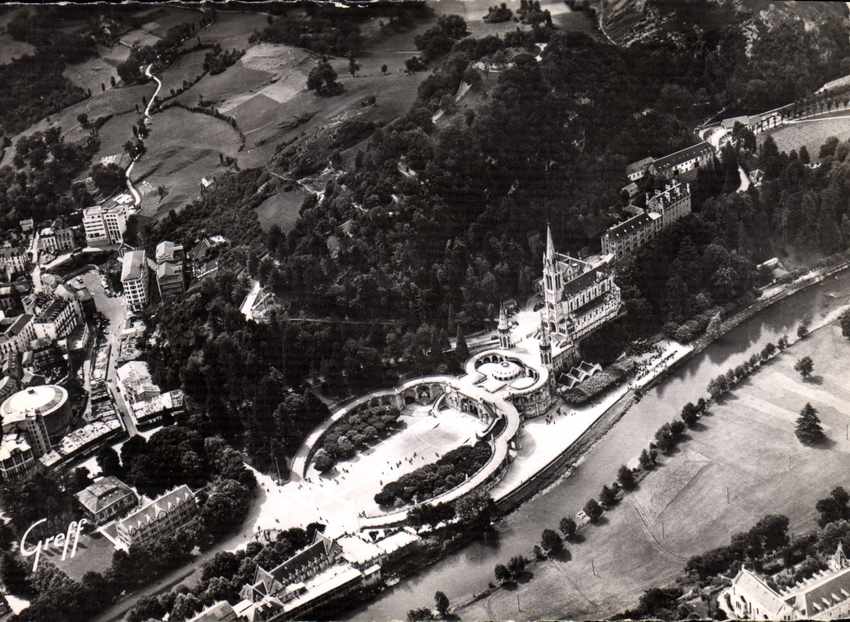 CPM En Bigorre Lourdes Hautes Pyrenees Vue aerienne La Basilique L'Eveche Le Gave 