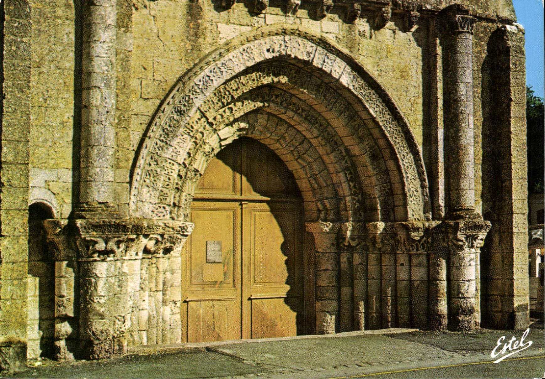 CPM La Cote Atlantique Ile de Re Ars en Re Charente Maritime Le portail roman de l'Eglise Saint Etie
