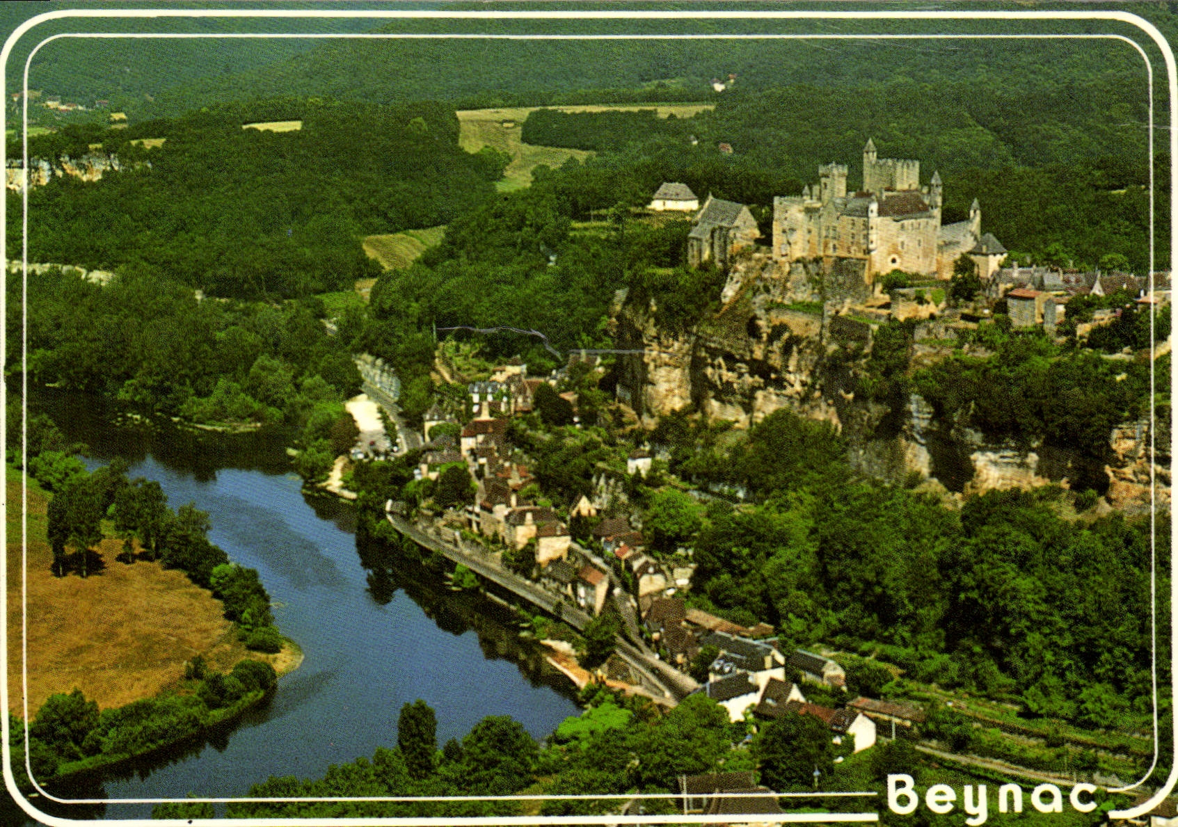 CPM Beynac Dordogne le Chateau surplombant la Vallee de la Dordogne 