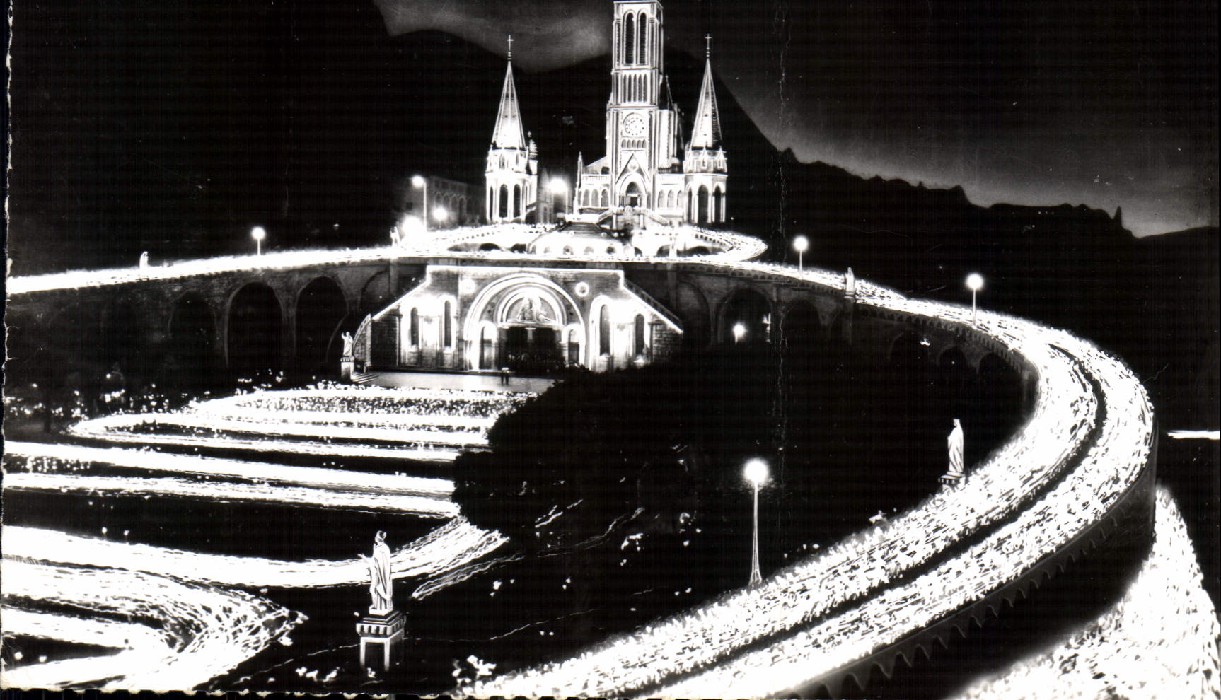 CPM Lourdes Hautes Pyrenees La Basilique illuminee et la Procession aux Flambeaux