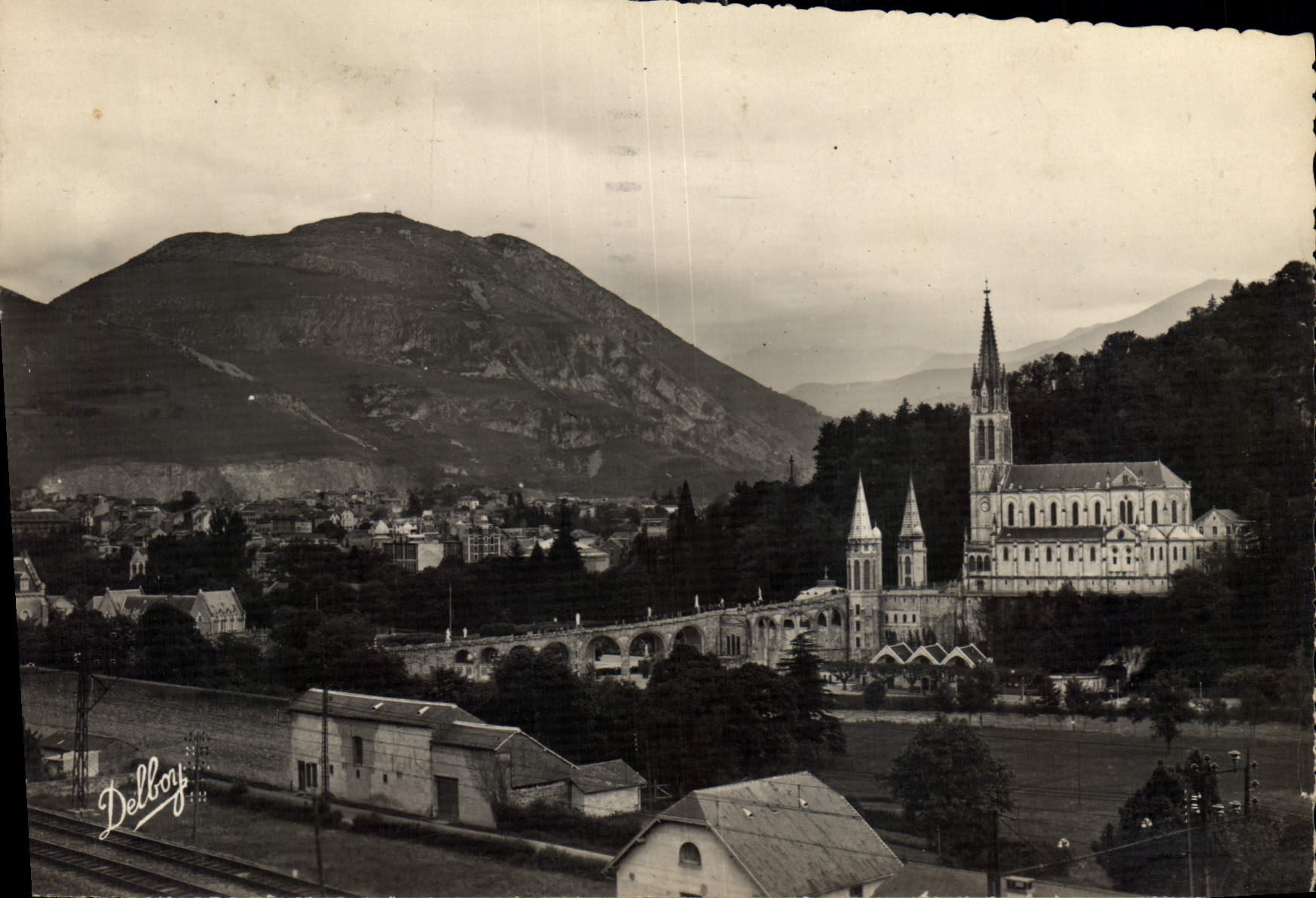 CPM Lourdes Hautes Pyrenees La Basilique et les Pyrenees 