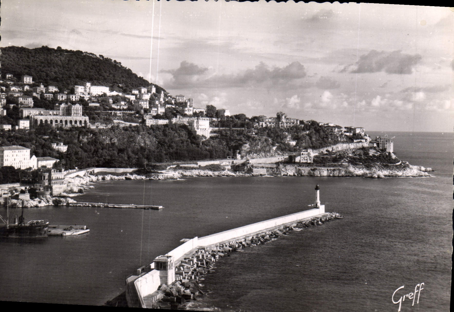 CPM La Cote d'Azur Nice Alpes Maritimes Sortie du Port et la Pointe du Mont Boron 