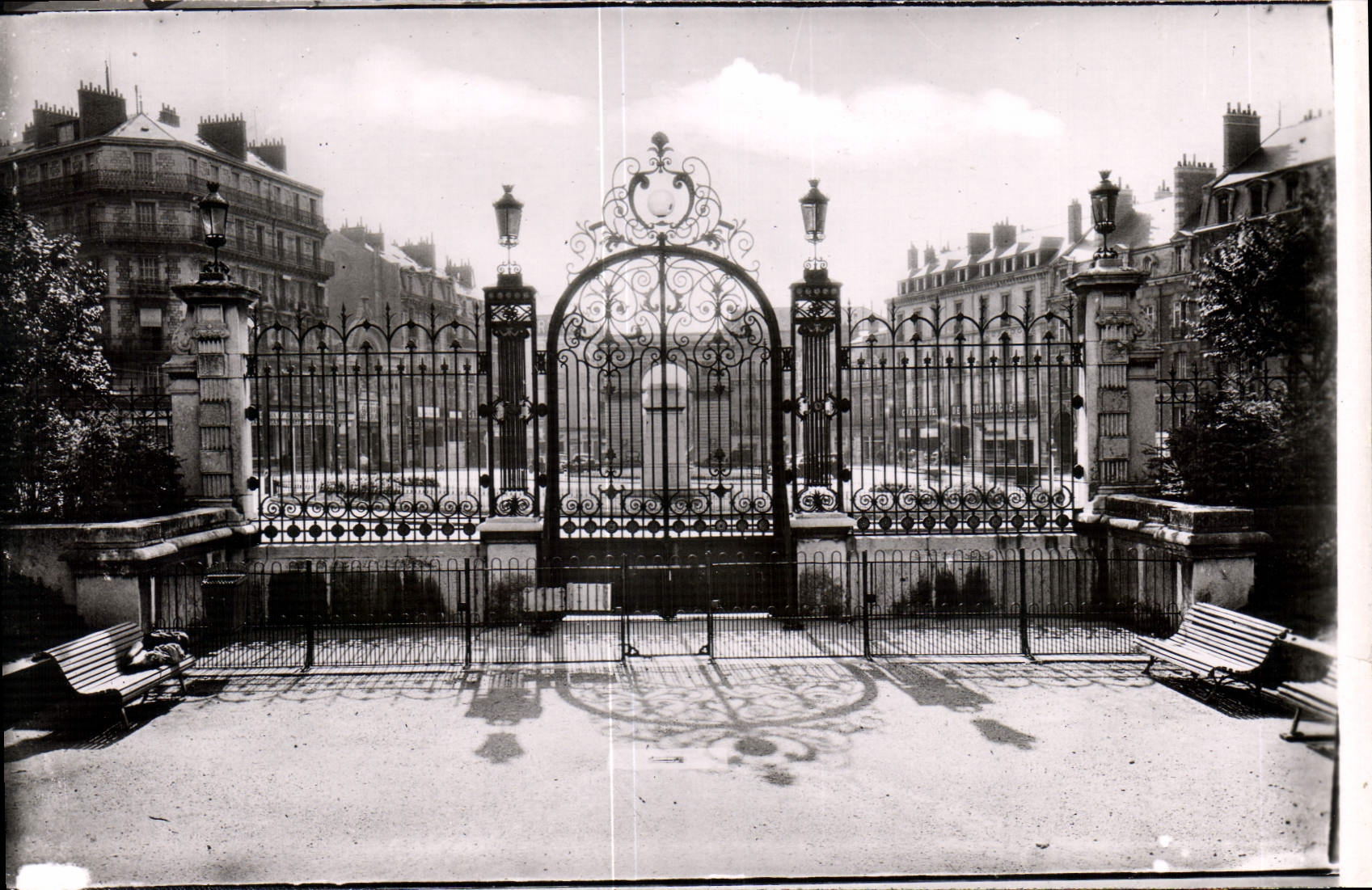 CPM Dijon Cote d'Or Les grilles de l'entree du Jardin Darcy