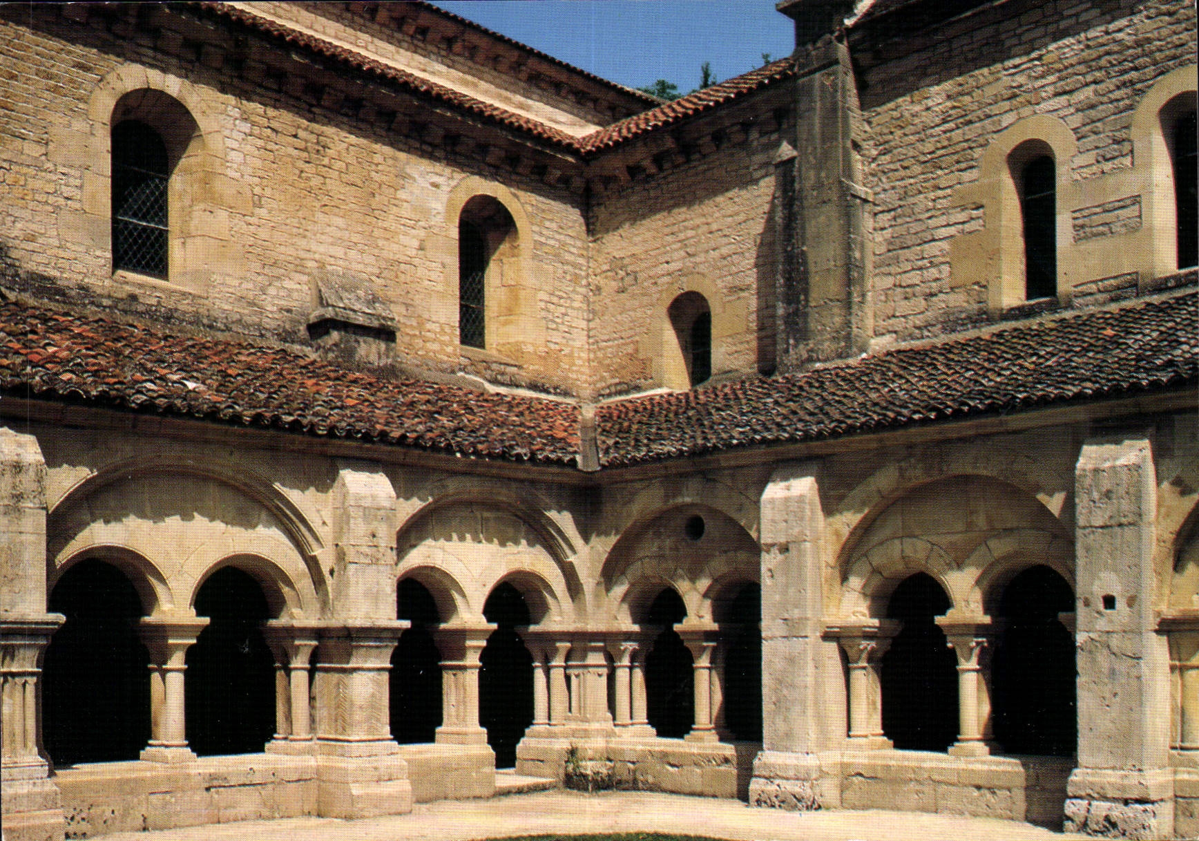CPM Abbaye de Fontenay XIIe s Abbaye Cistercienne fondee par Saint Bernard en 1118 Le Cloitre Type a
