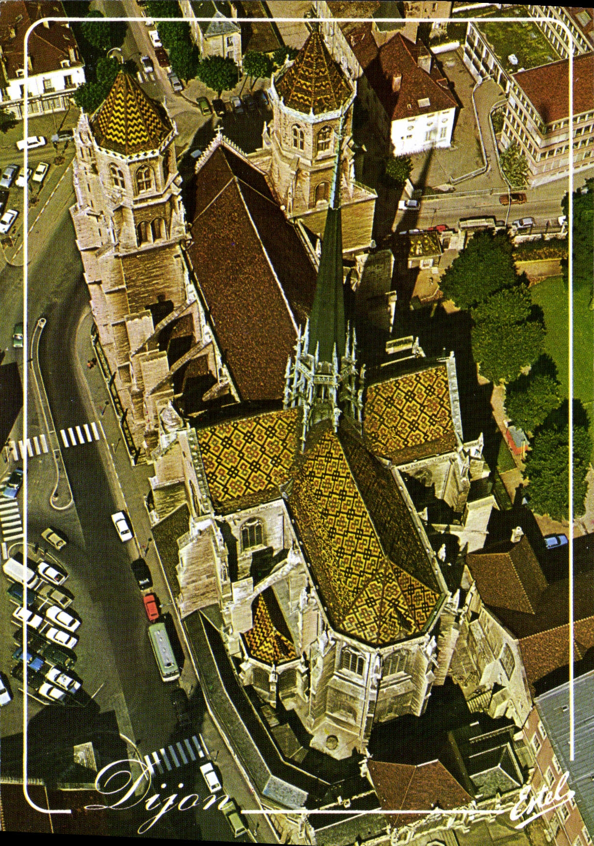 CPM Au Pays des Grands Crus Dijon Cote d'OR Vue aerienne de l'eglise Saint Benigne XIIIe siecle 