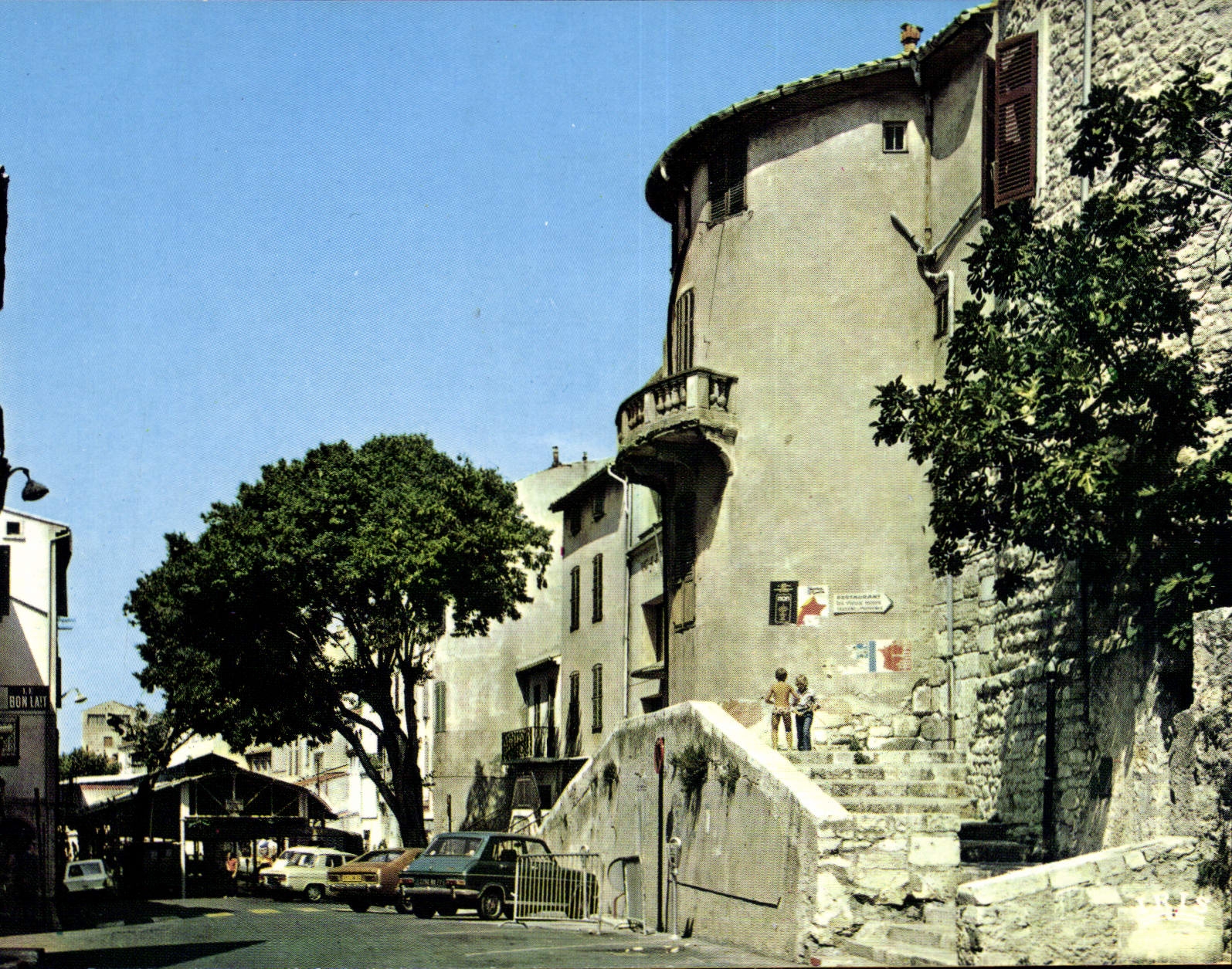 CPM Reflets de la Cote d'Azur Antibes La Place du Marche
