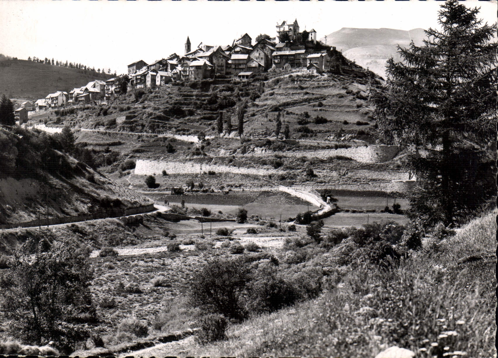 CPM Les Alpes Maritimes Beuil L'arrivee a Beuil par la route des Gorges du Cians Bateaux