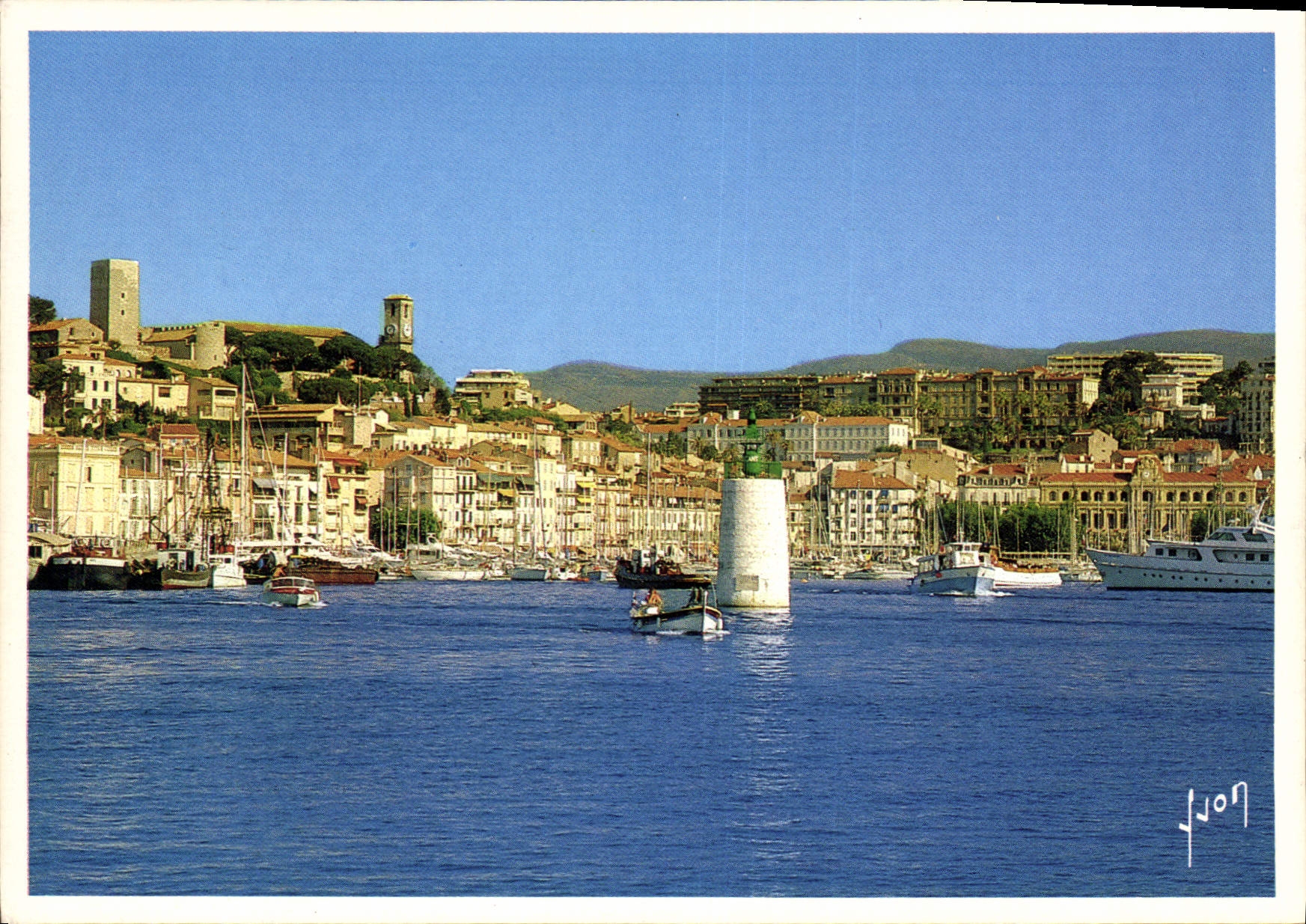 CPM La Cote d'Azur Cannes Alpes Maritimes L'Entree du port et le Suquet 