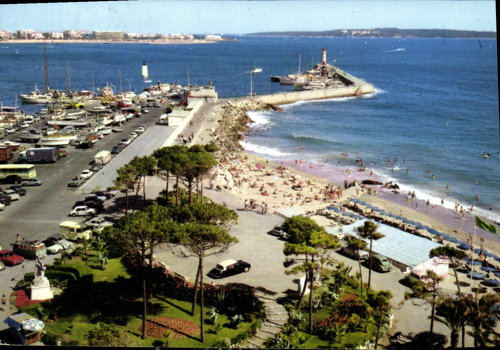 CPM Cote d'Azur Cannes Plage du Midi au fond la Pointe de Palm 