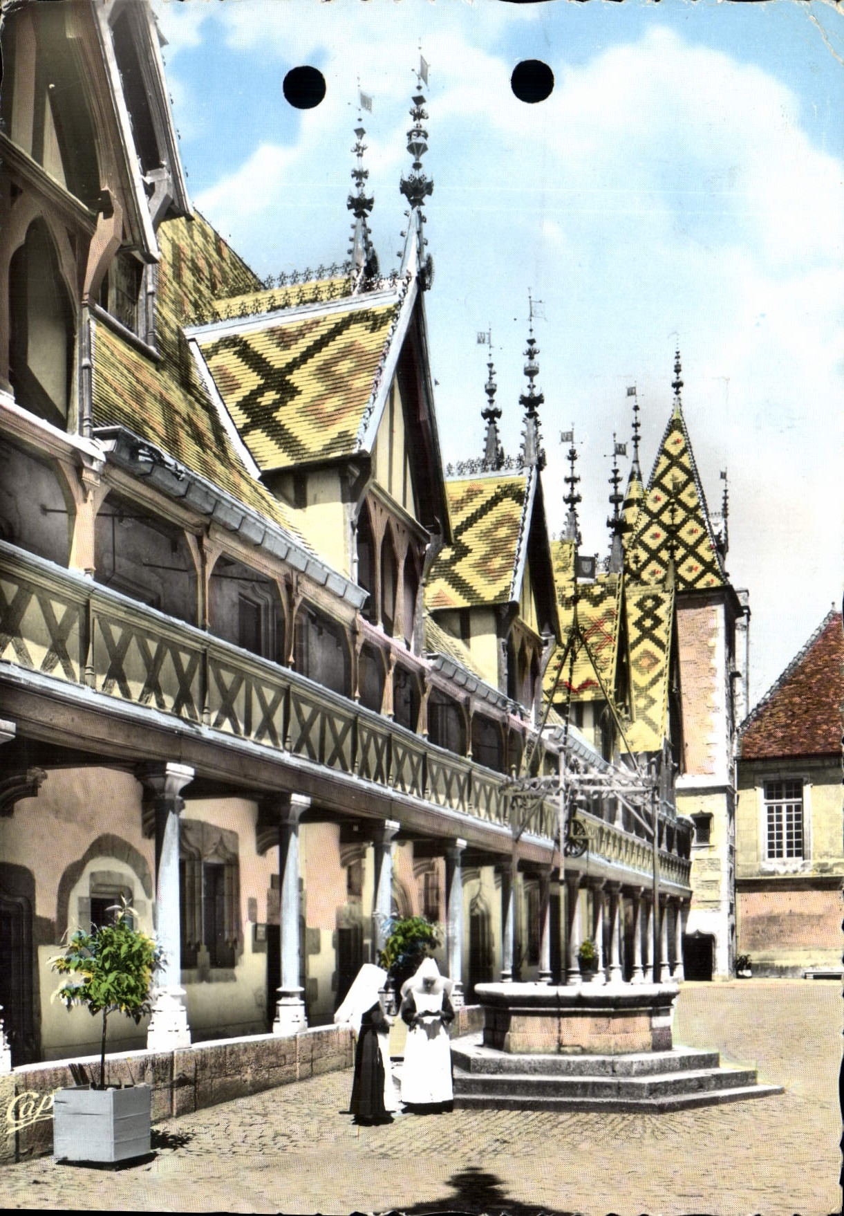 CPM Hospices de Beaune La Puits et la Cour d'Honneur