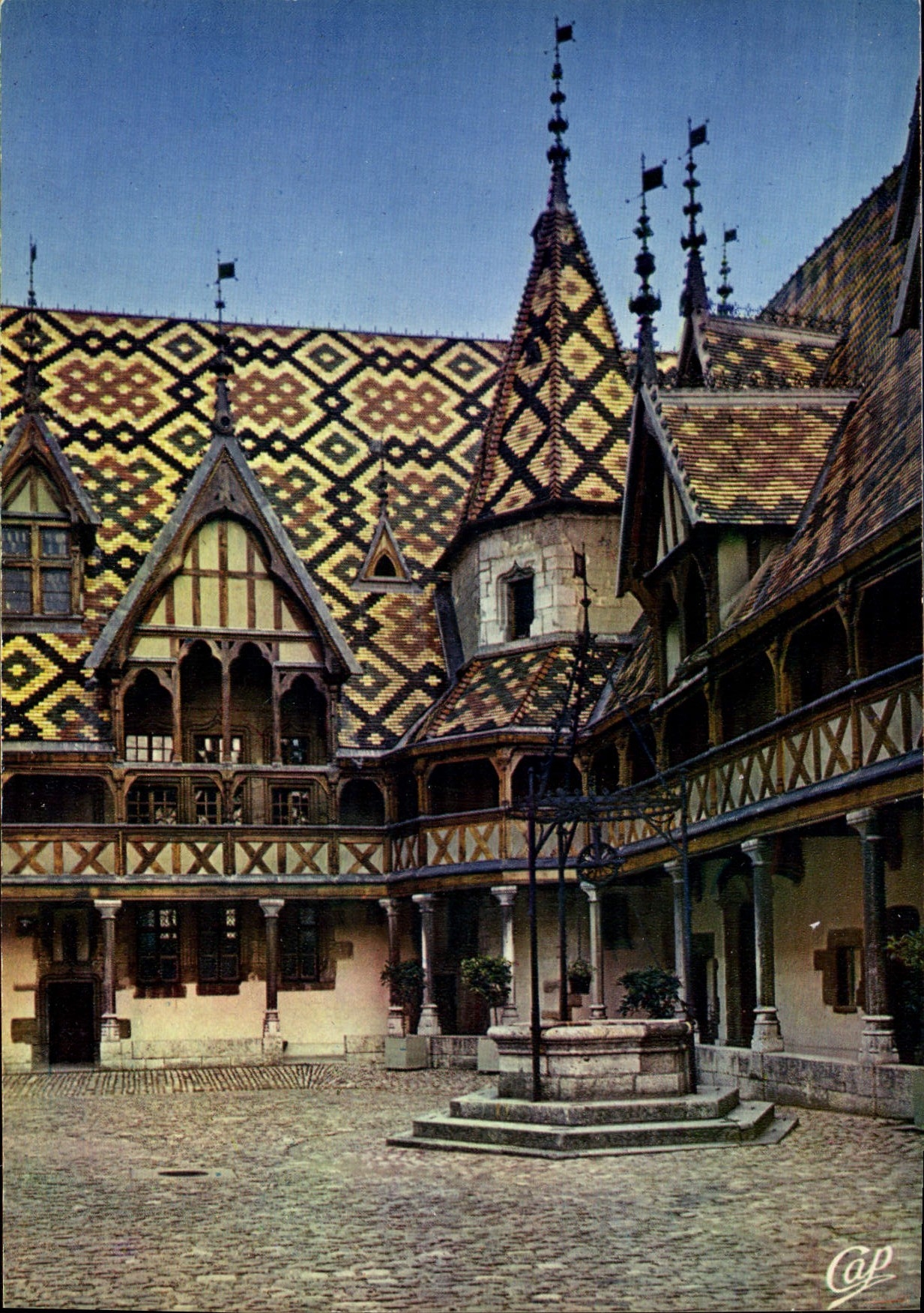 CPM Hostel Dieu Beaune Cour d'honneur Angle du Cloitre Puits