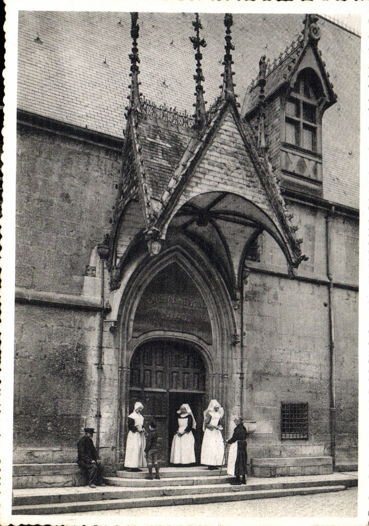 CPM Hotel Dieu de Beaune Cote d'Or Porte d'Entree Religieuses