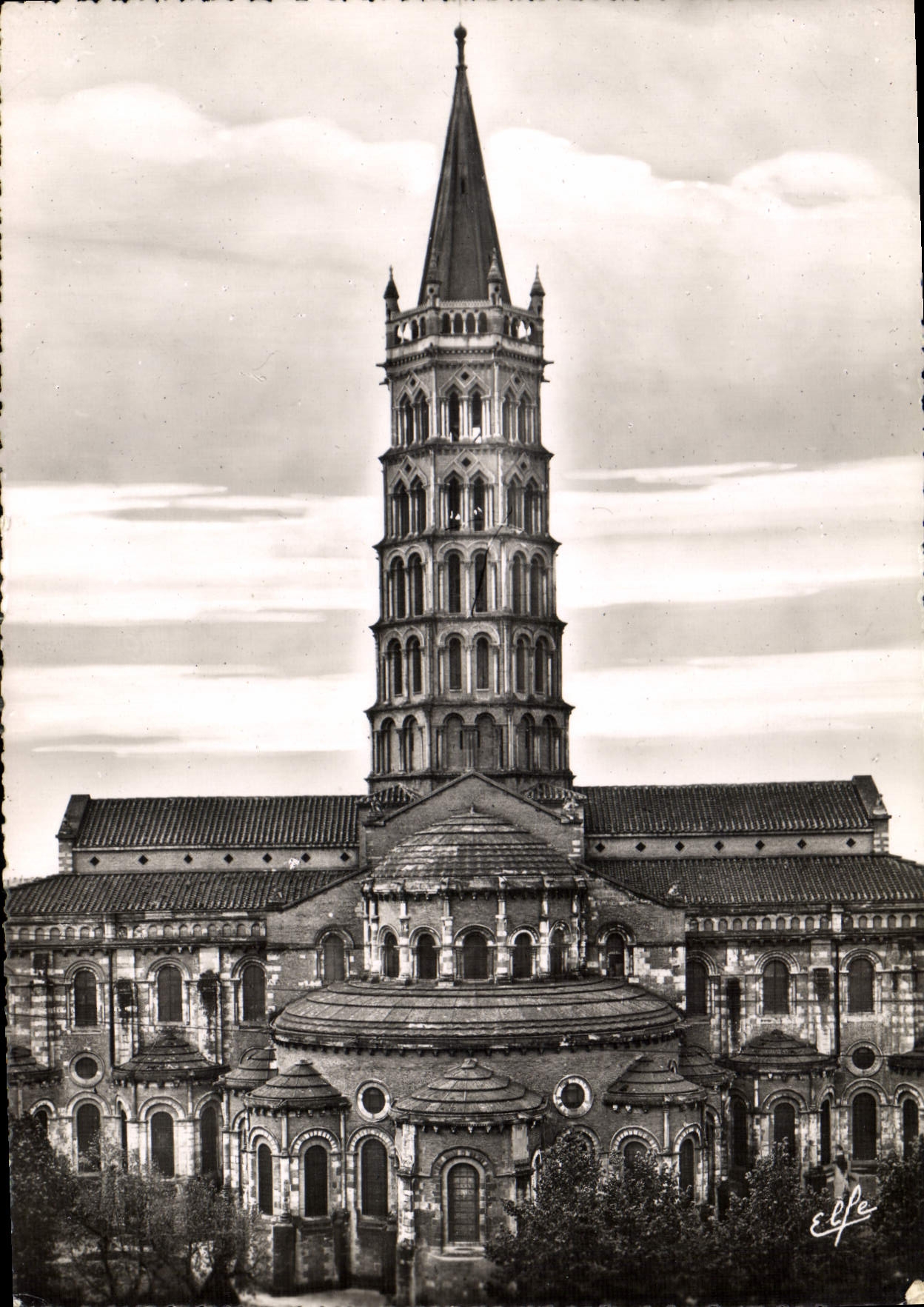 CPM Toulouse Abside de la Basilique Saint Sernin Le derniers etages du Clocher sont du XII siecle 