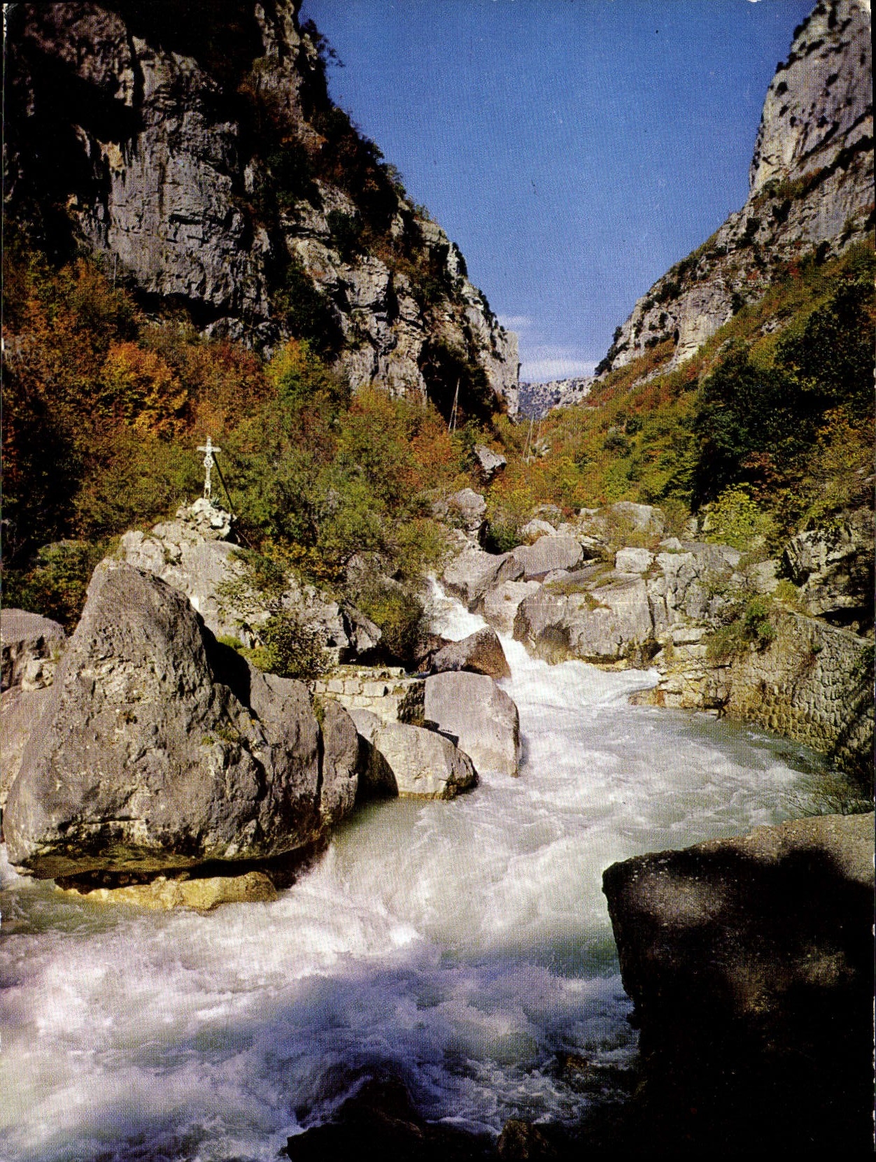CPM Excursion aux Gorges du Loup Alpes Maritimes Le Loup dans les Gorges 
