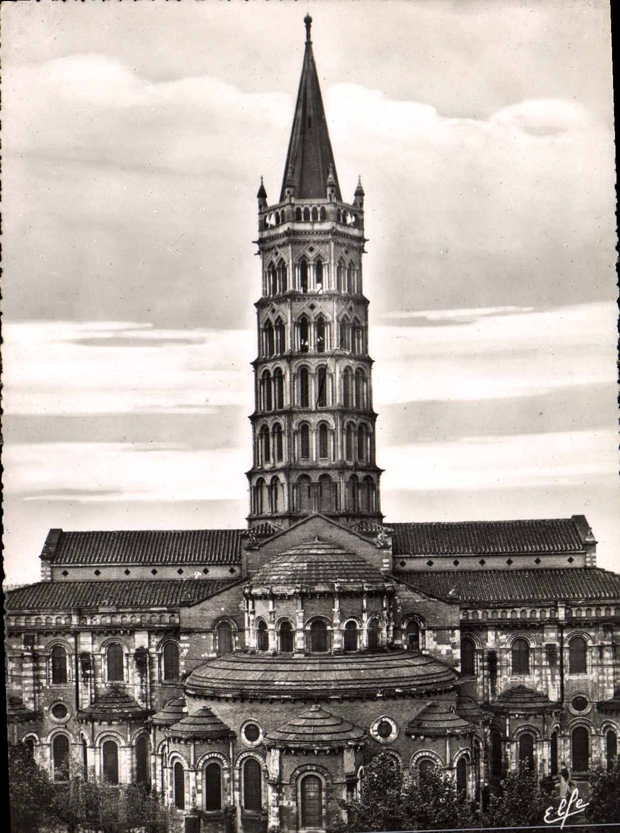 CPM Toulouse Abside de la Basilique Saint Sernin Les derniers etages du Clocher sont du XII siecle 