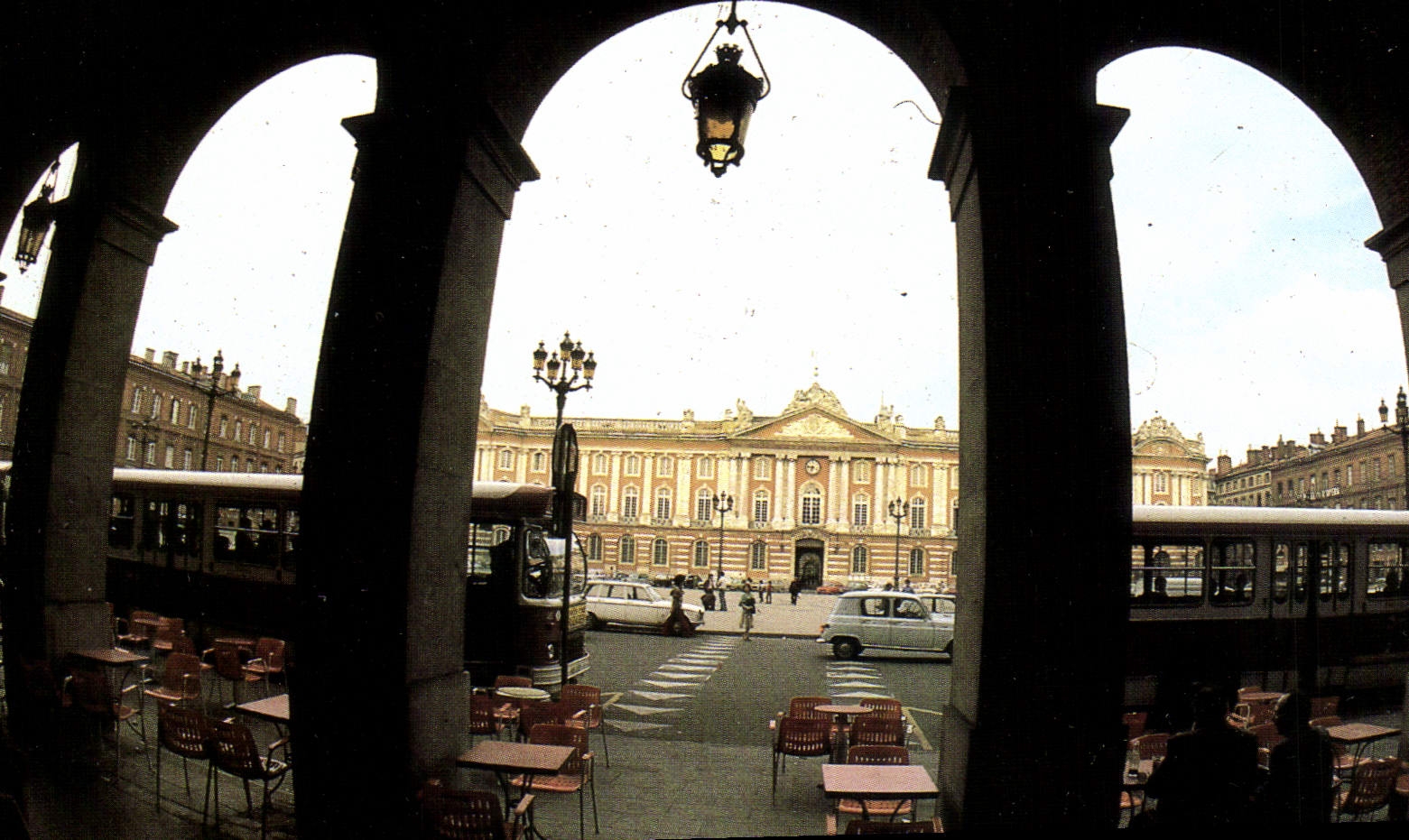 CPM Toulouse La Place du Capitole et ses Arcades 