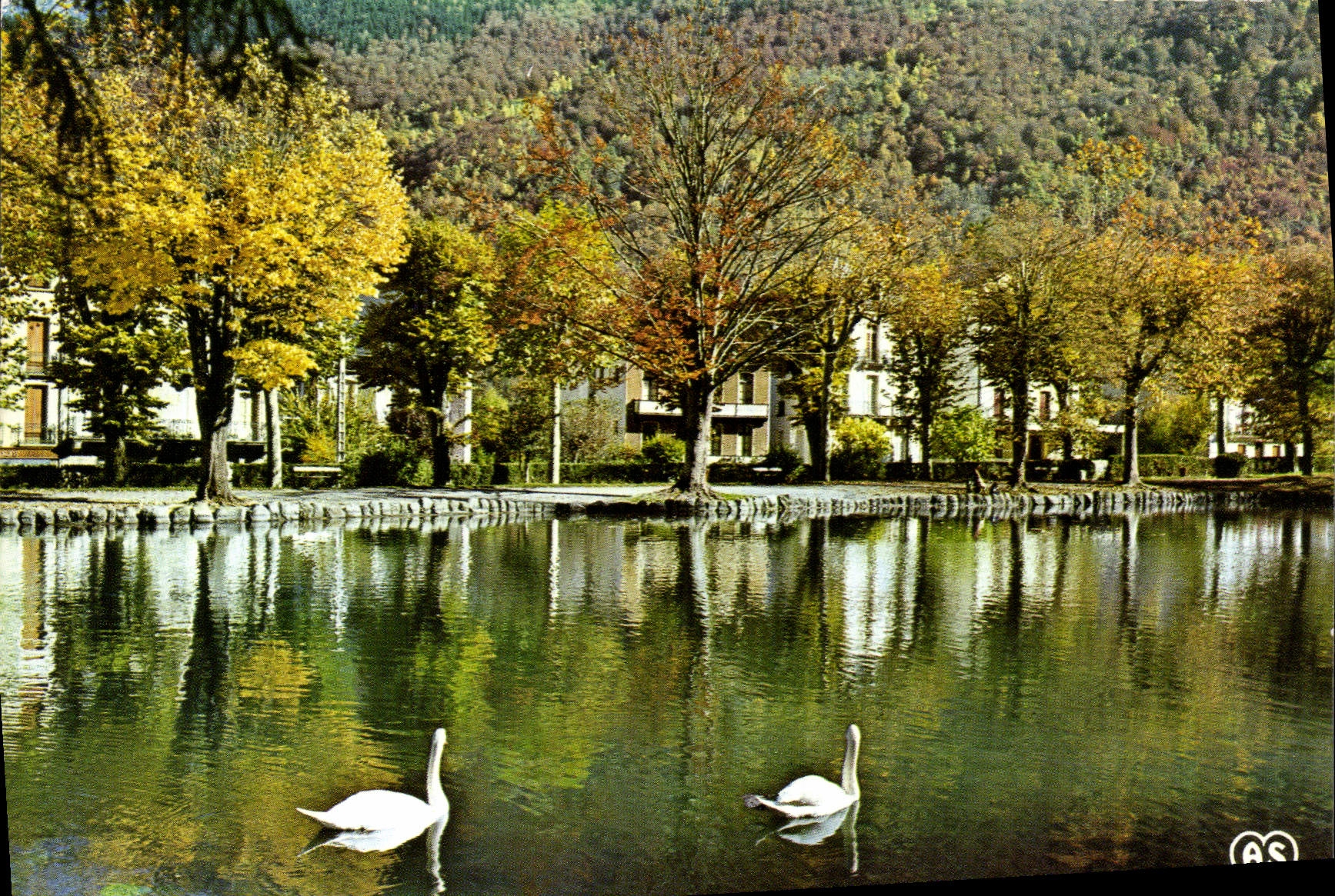CPM En parcourant les Pyrenees Luchon Hte Gne Lac des Quinconces Couleurs d'Automne