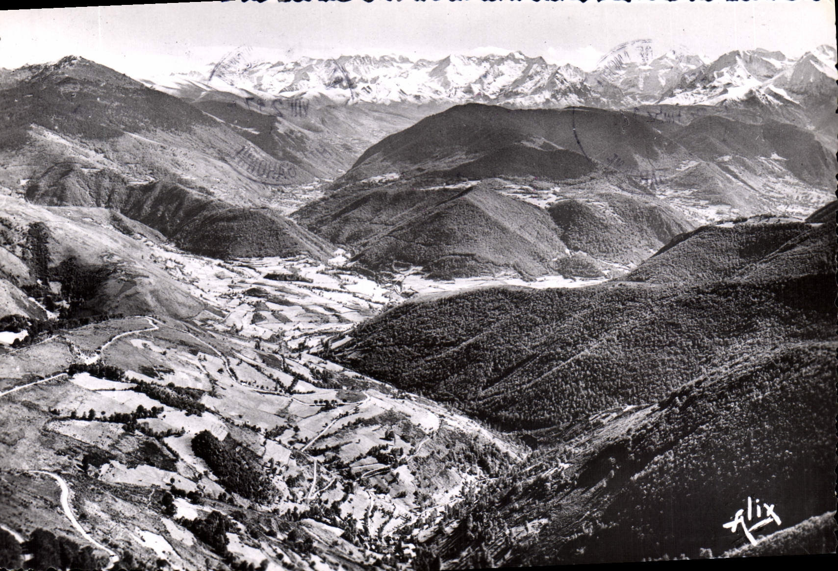 CPM Les Pyrenees Vu du Sommei du Col d'Aspin sur les vallees d'Aure au fond la chaine des Pyrenees e