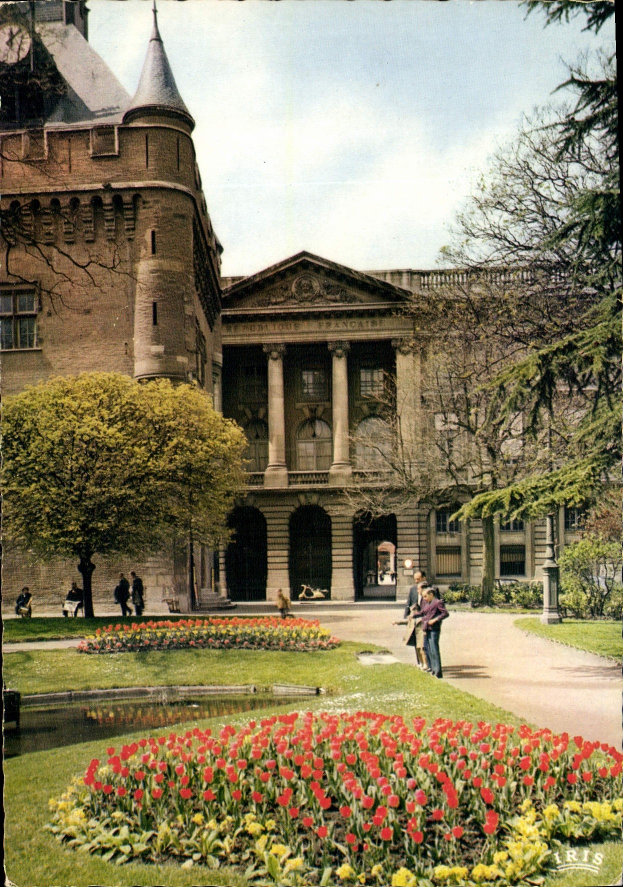 CPM Toulouse Ville d'Art Cite des Violettes Le Donjon du Capitole et les Jardins 