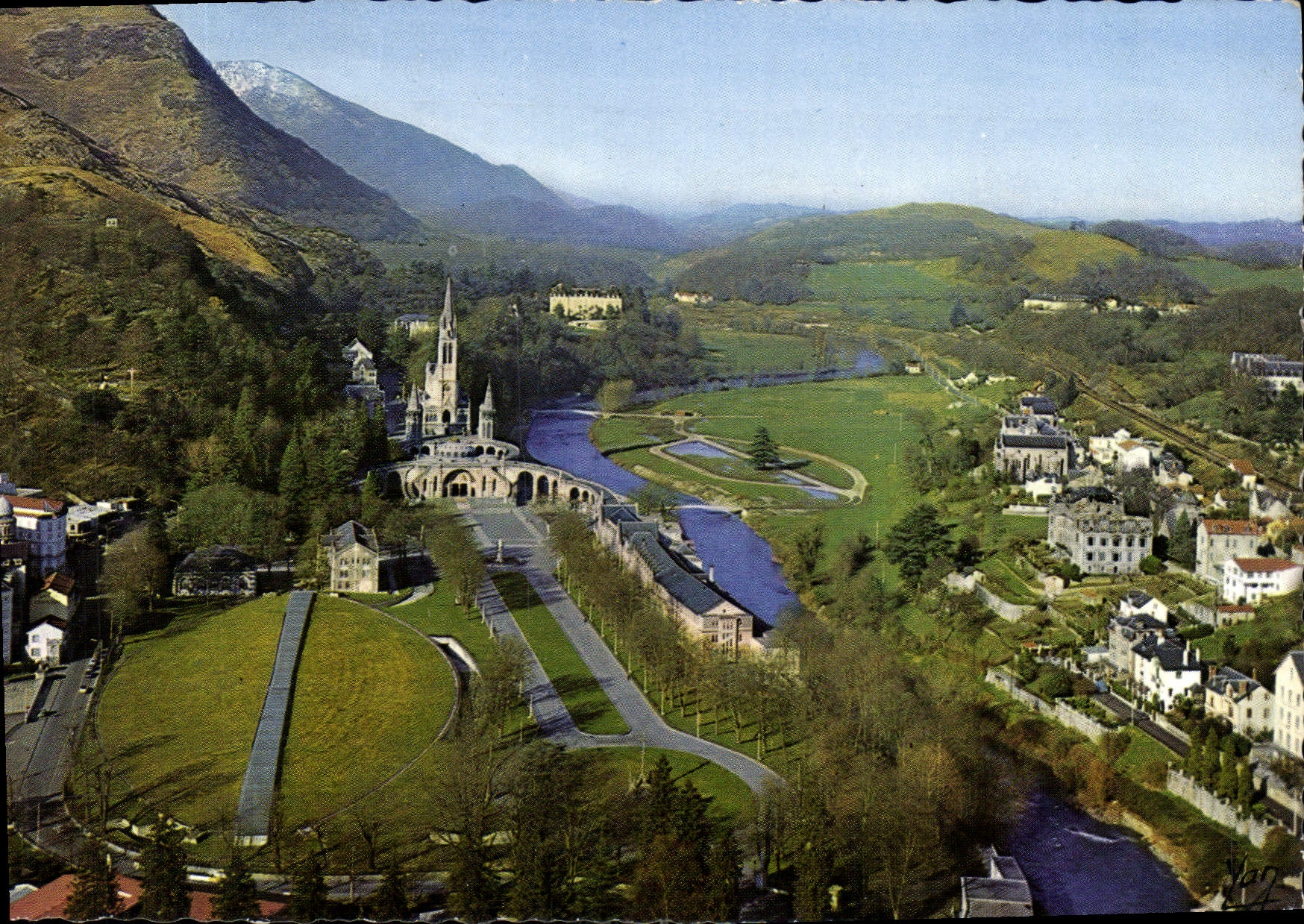 CPM Lourdes Vue generale vers les Sanctuaires A gauche le Calvaire 