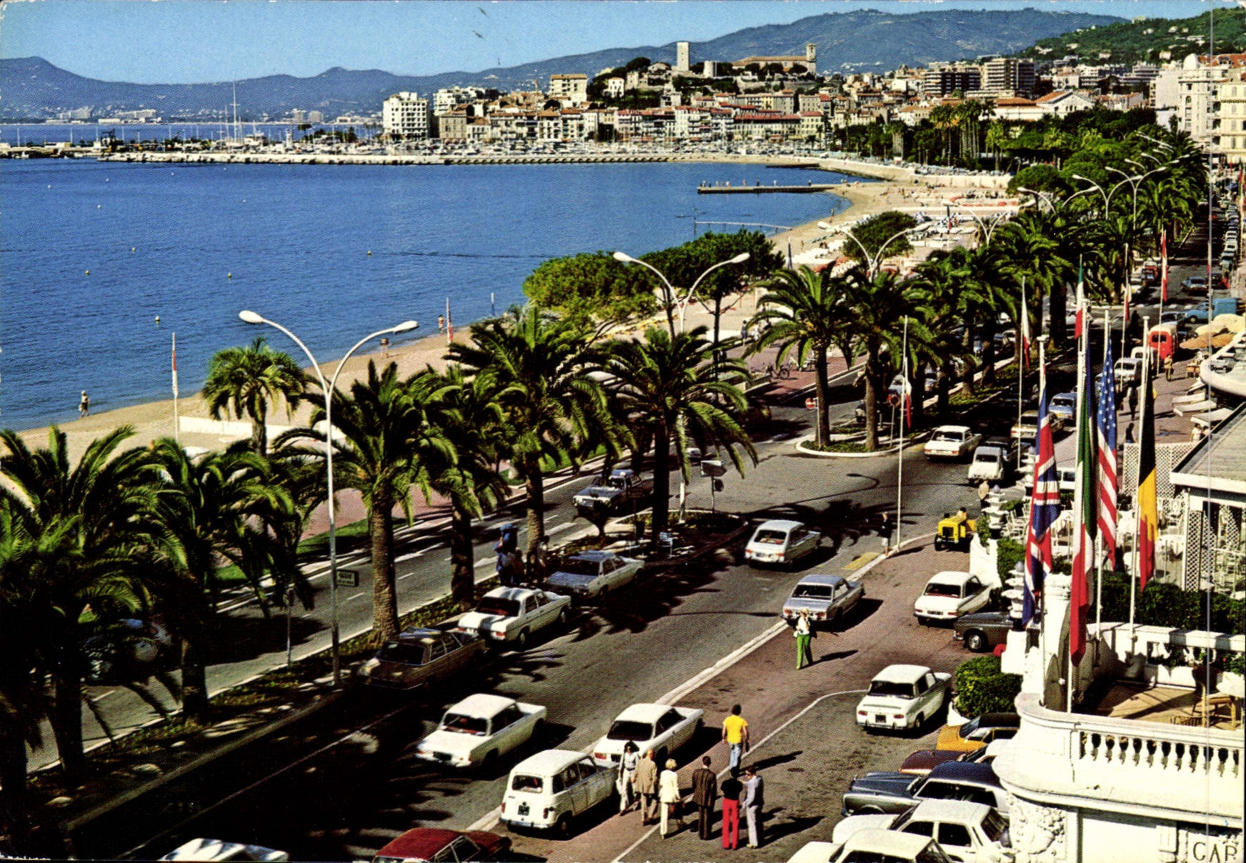 CPM Cannes Cote d'Azur French Riviera La Croisette Au fond 