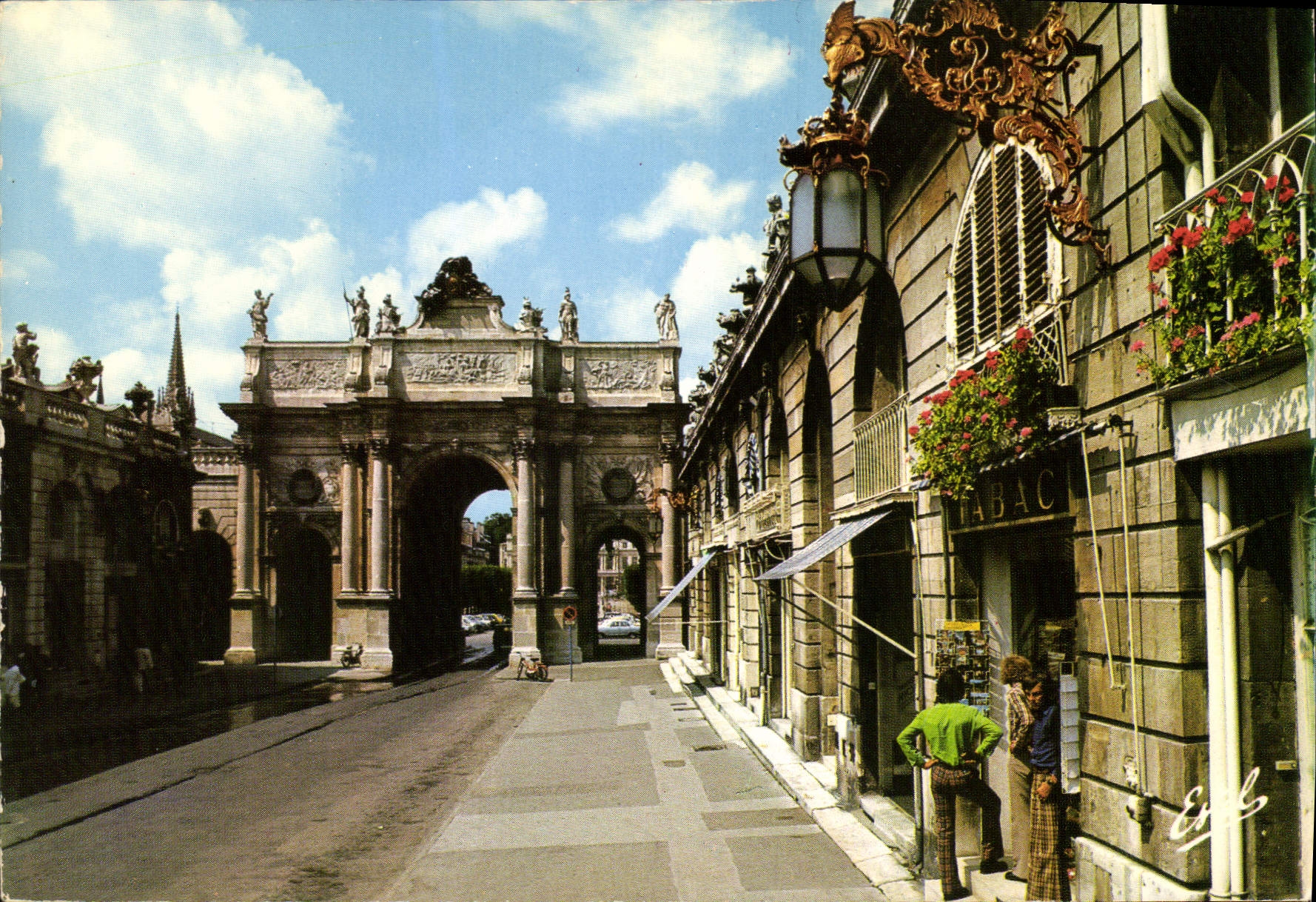 CPM Nancy Meurthe et Moselle La rue Here et l'Arc de triomphe 