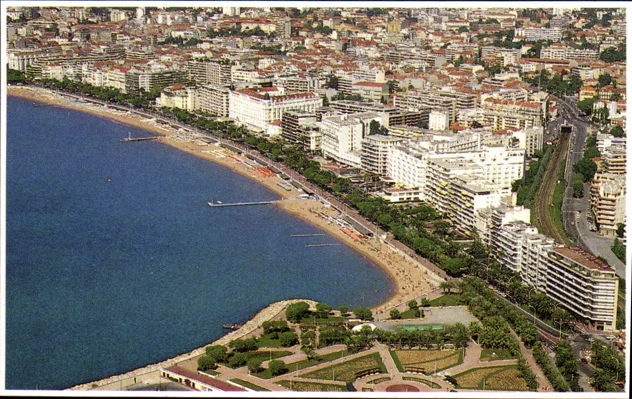 CPM Cote d'Azur Cannes Vue aerienne Les Plages La Croisette 