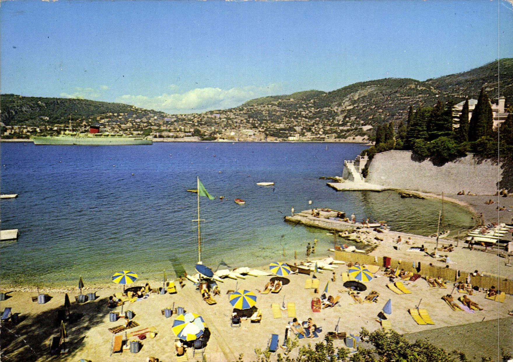 CPM Cote d'Azur Le Cap Ferrat La plage de Passable Au fond Villefranche sur Mer