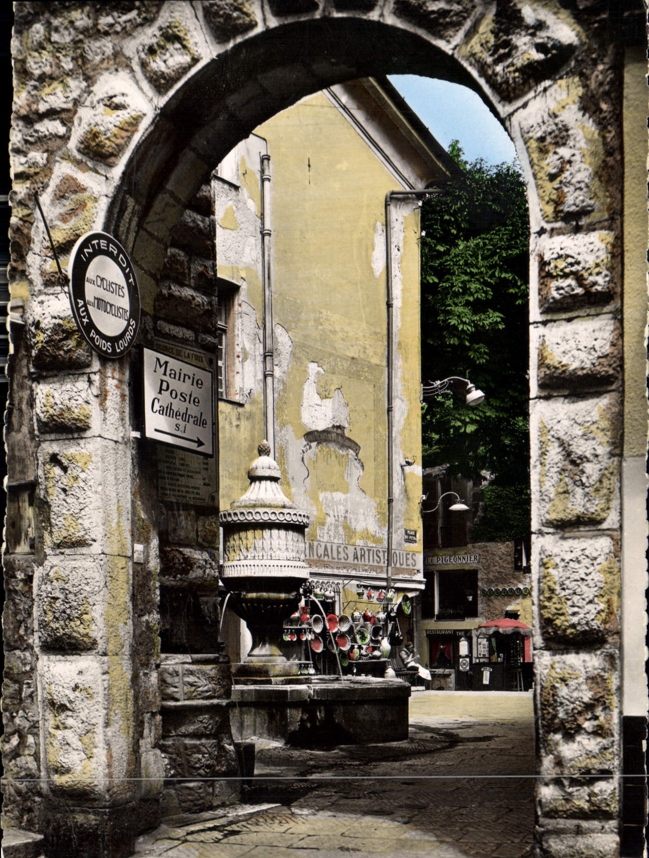 CPM Vence ls Jolie A M fontaine et Place du Peyra Mairie Poste Cathedrale