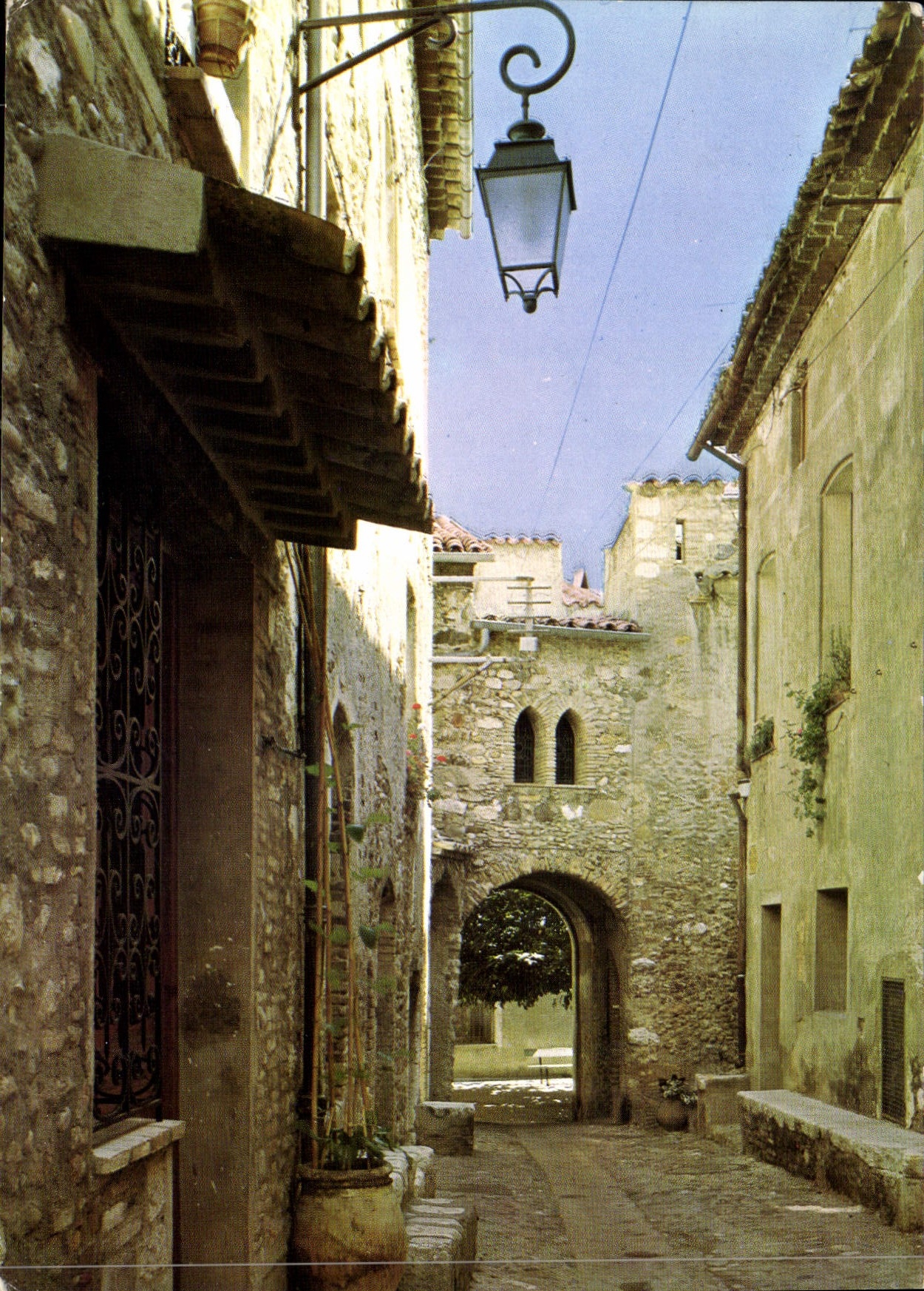 CPM Cote d'Azur Saint Paul une rue du Village 