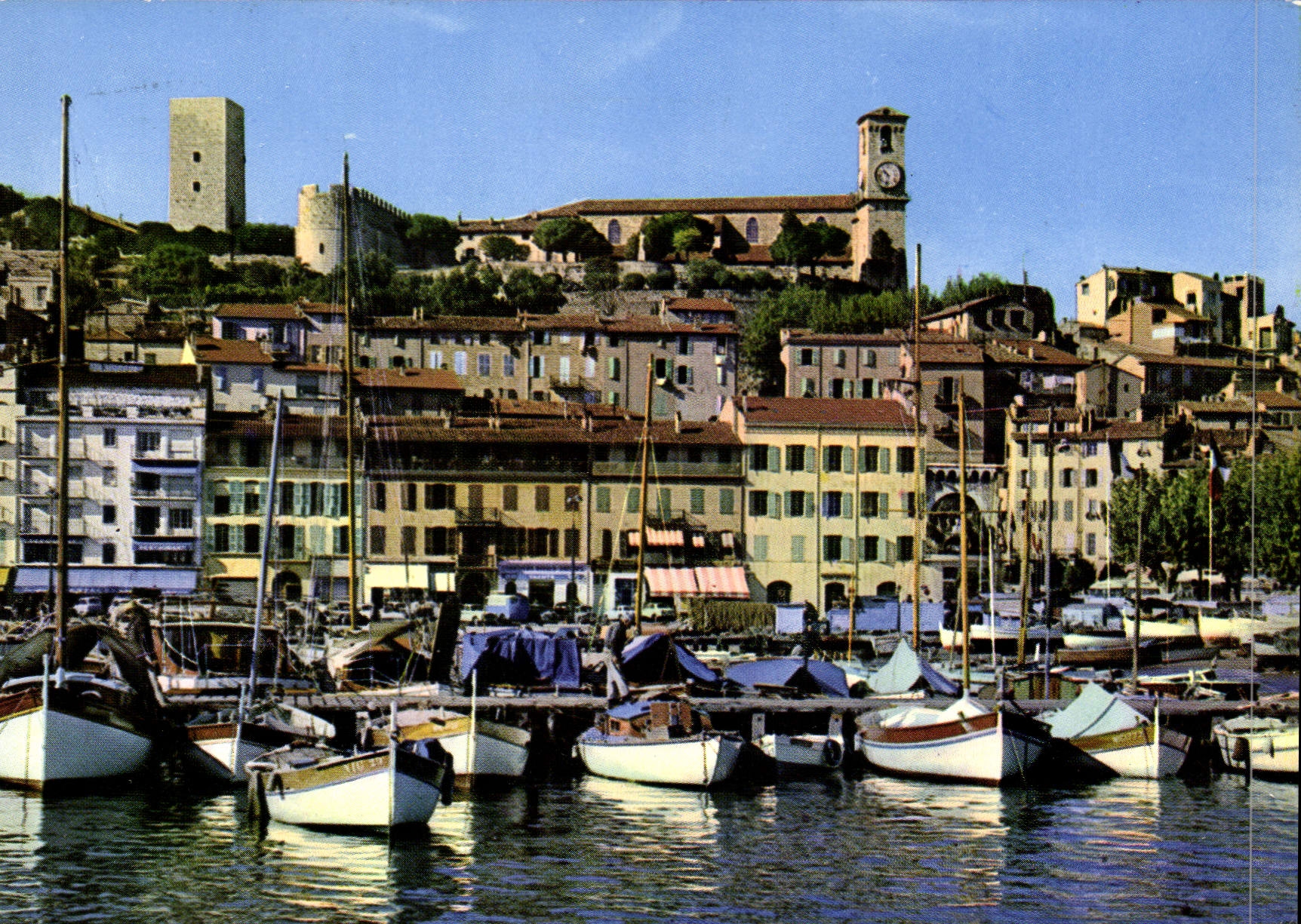 CPM Cannes un coin du Port le Quai St Pierre et le Suquet 