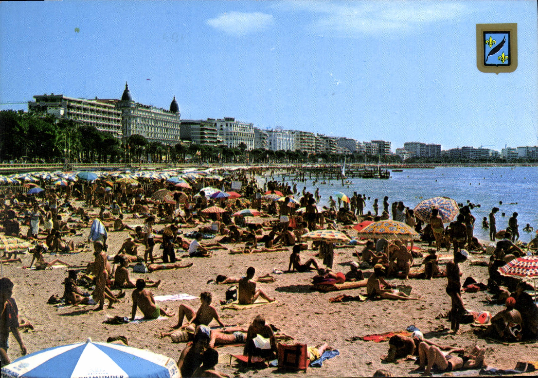 CPM Cannes Plage de la Croisette 