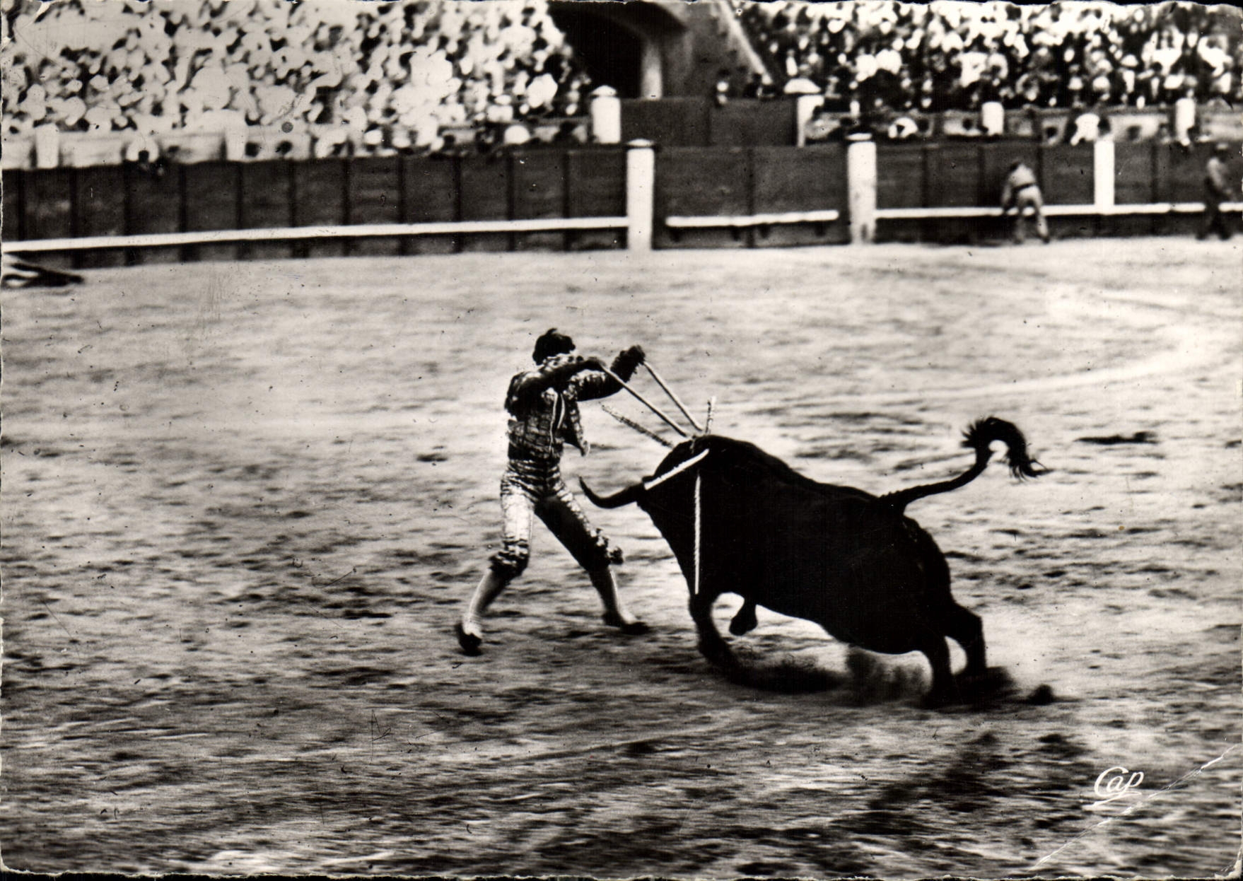 CPM Courses de Taureaux Pose de Banderilles au Cuarto Corrida