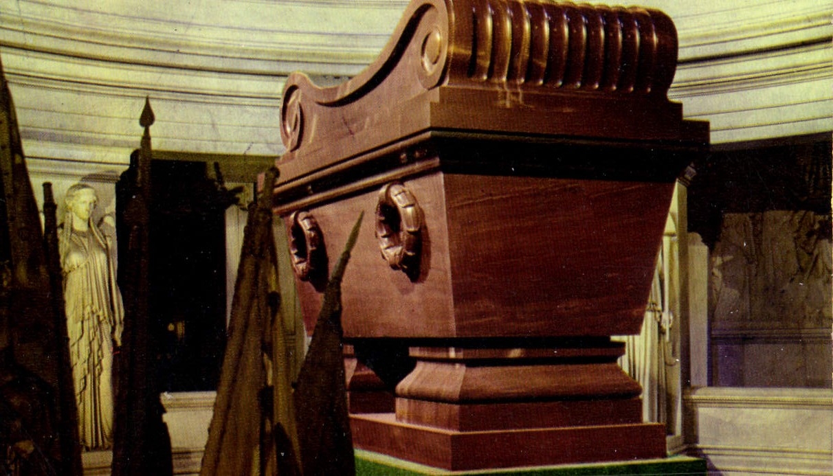 CPM Couleurs et lumiere de France Paris Tombeau de Napoleon Ier dens la Crupte de l'Hotel des Invali