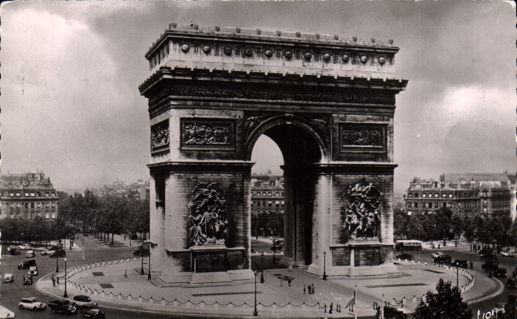 CPM Paris en flanant l'Arc de Triomphe de l'Etoile