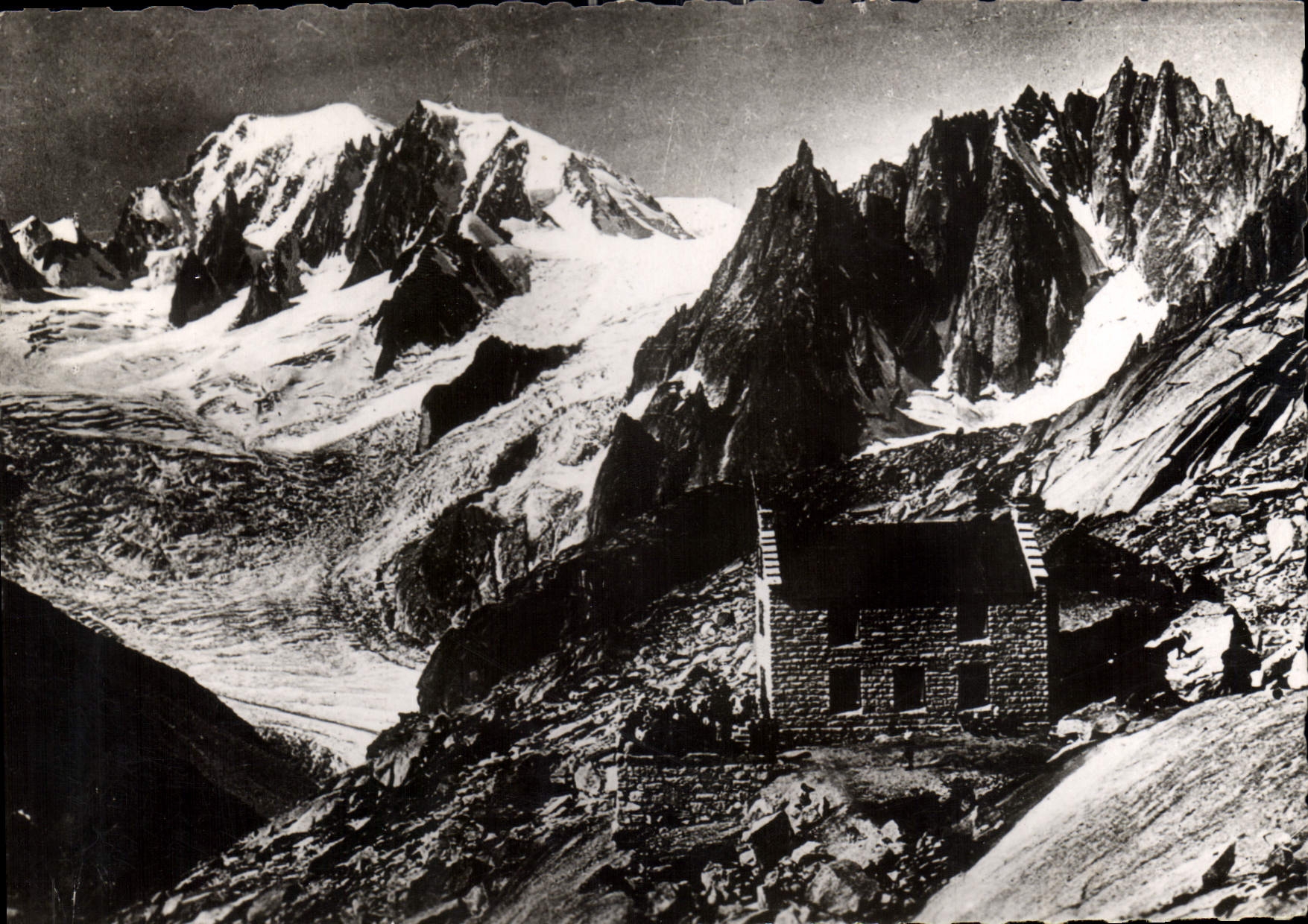 CPM Chamonix le nouvea refuge du Couvercle au fond le Mont Blanc 