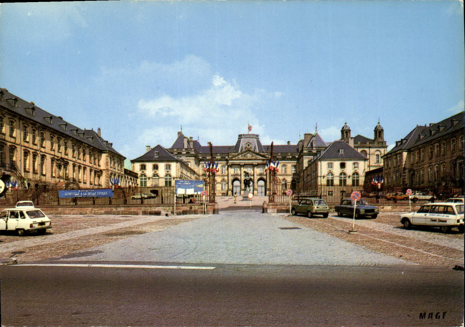 CPM Luneville Mourthe et Moselle le chateau XVIIIe siecle et la cour d'Honneur