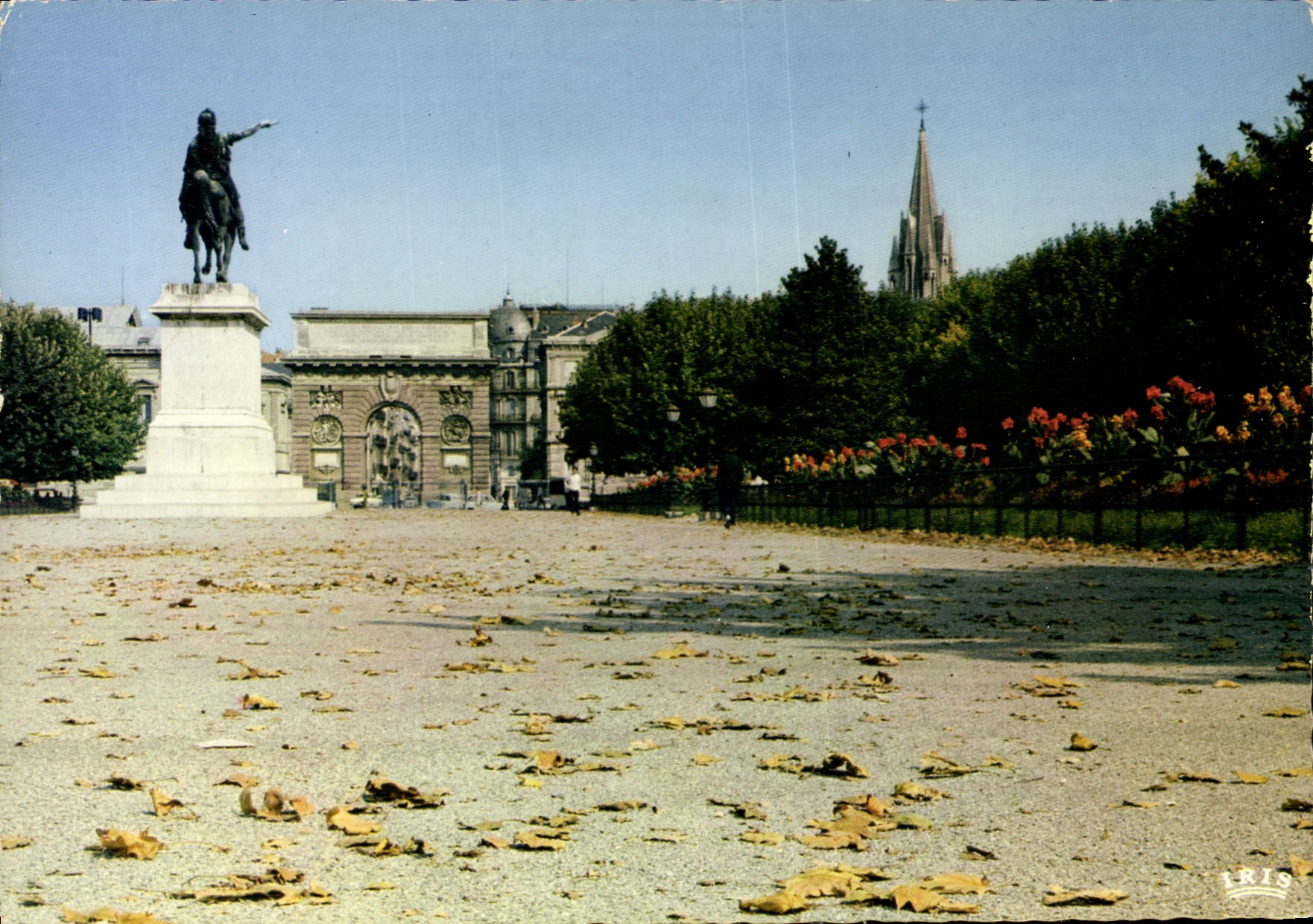 CPM Montpellier Herault la Promenade du Peyrou statue de Louis XIV et la Porte du Peyrou arc de Trio