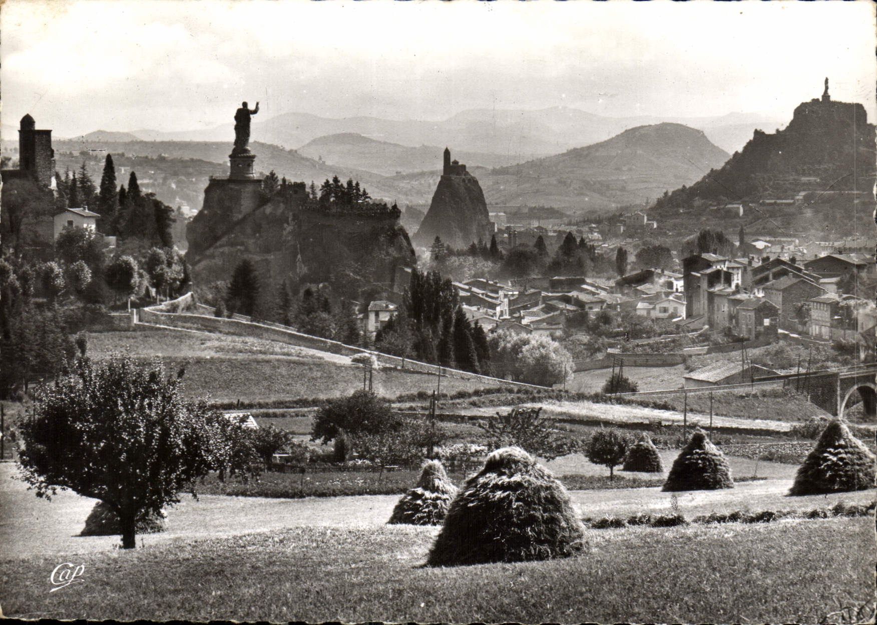 CPM Le Puy les quatre Rochers 